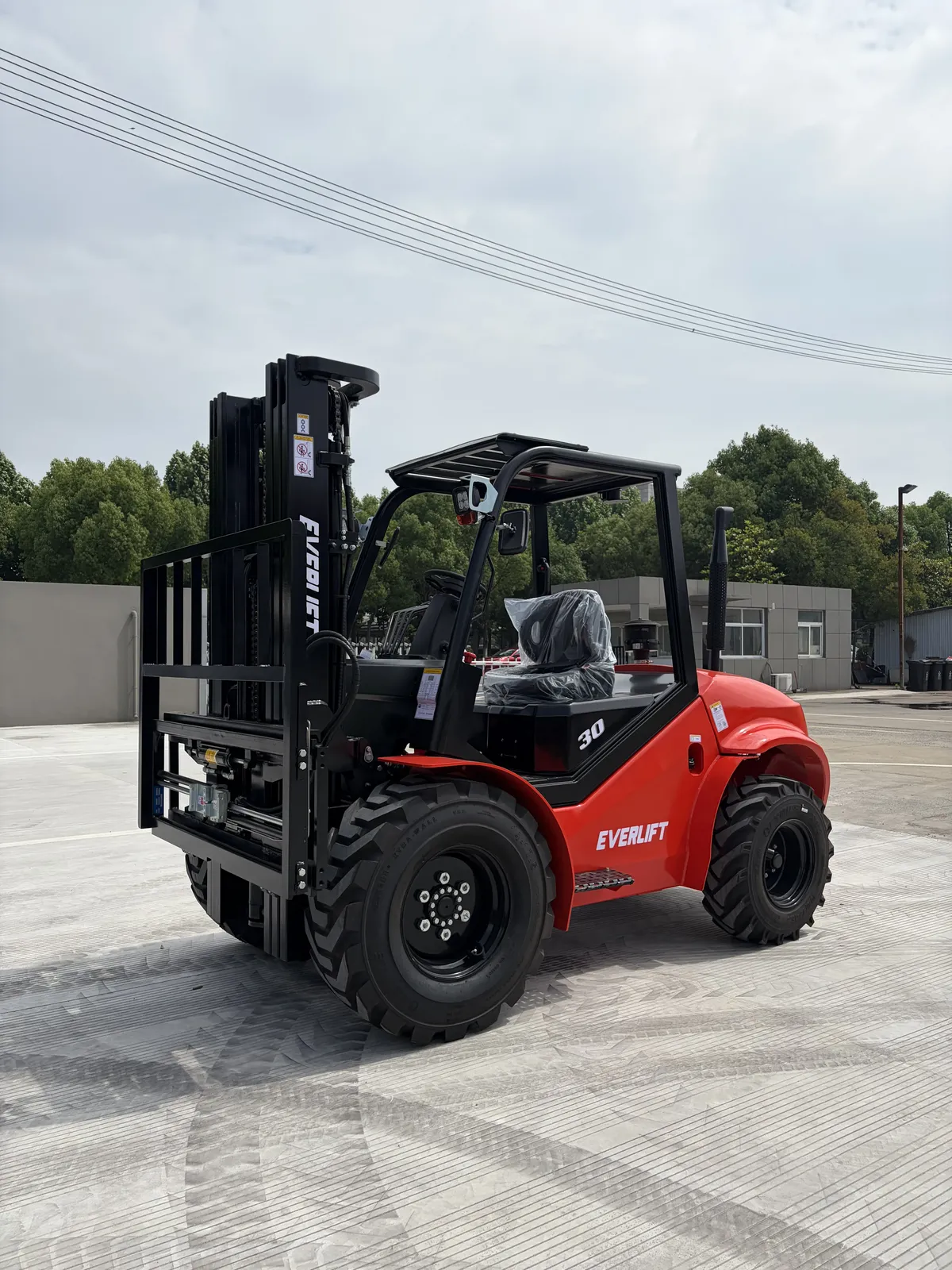 3.0T FORKLIFT 4X4 DIESEL FORKLIFT ROUGH TERRAIN TRUCK 4WD photo 4