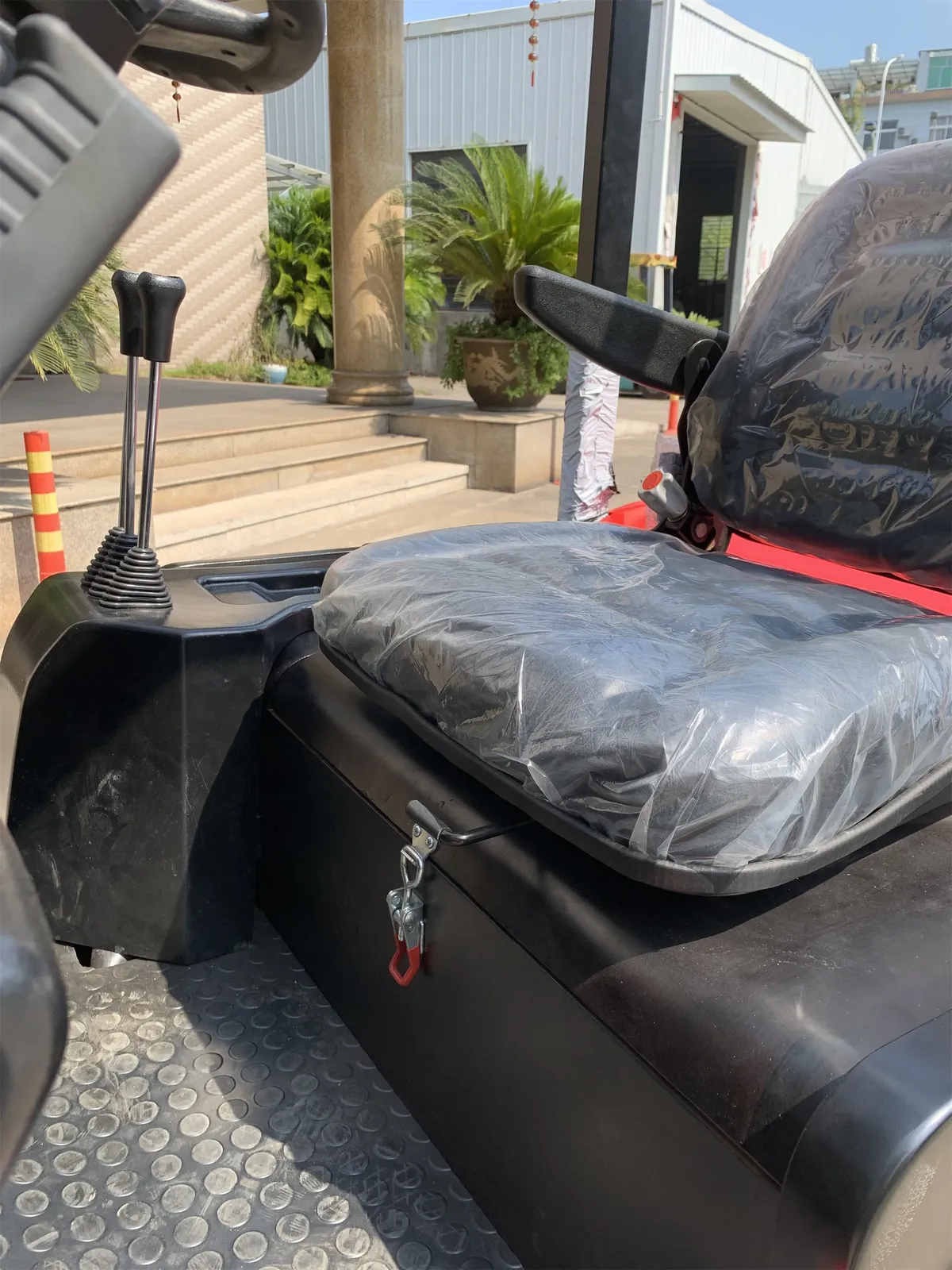 3 Wheel Electric Forklift 1.5-2 Ton (LPT-41946) detail 10