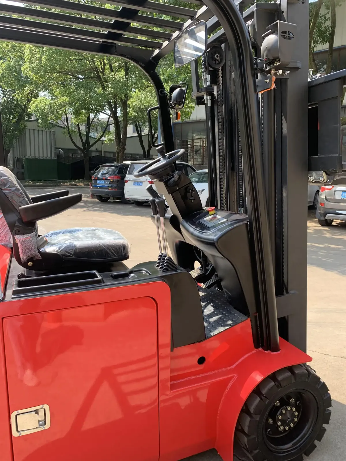 3 Wheel Electric Forklift 1.5-2 Ton (LPT-41946) detail 11