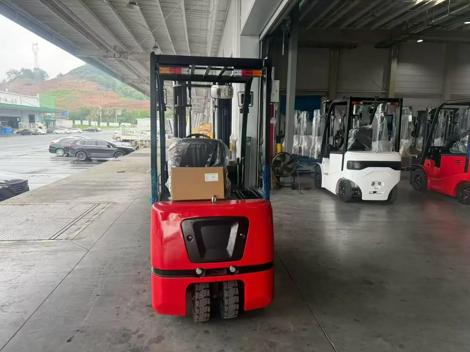 3 Wheel Electric Forklift 1.5-2 Ton (LPT-41946) photo 2