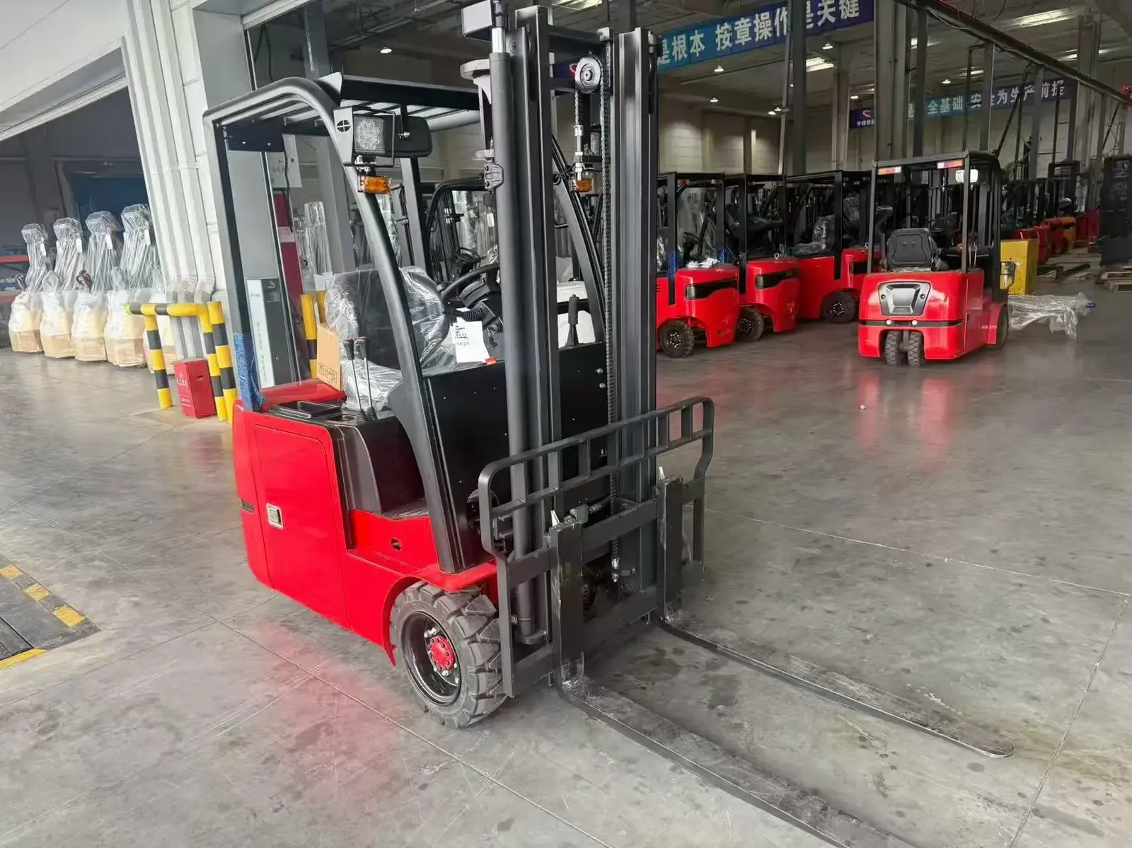 3 Wheel Electric Forklift 1.5-2 Ton (LPT-41946) photo 4