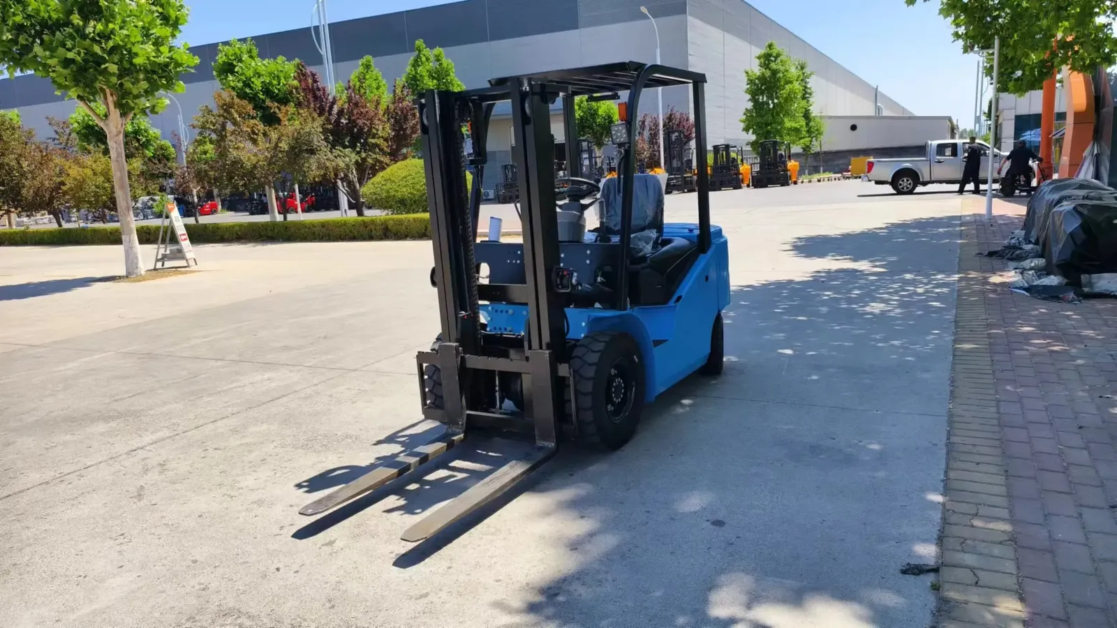 2.5T Electric Forklift Lithium Ion Battery Powered detail 3