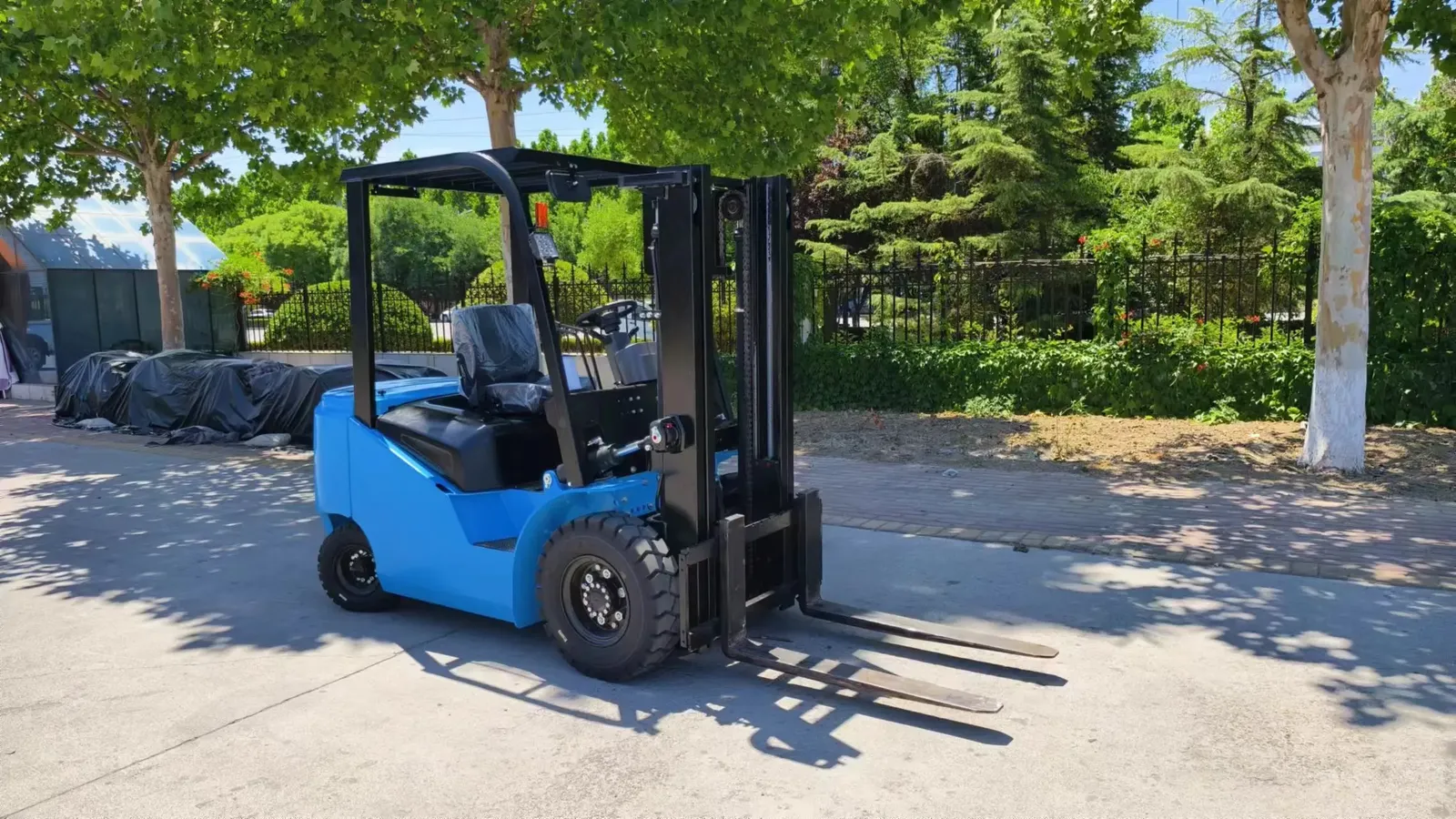 2.5T Electric Forklift Lithium Ion Battery Powered photo 2