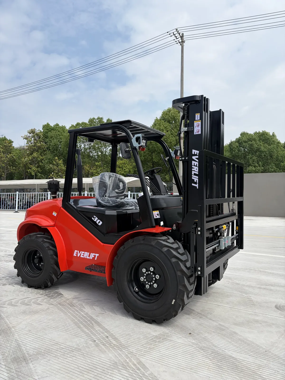 Forklift 3000 kg 4x4 diesel Forklift Rough Terrain off photo 2
