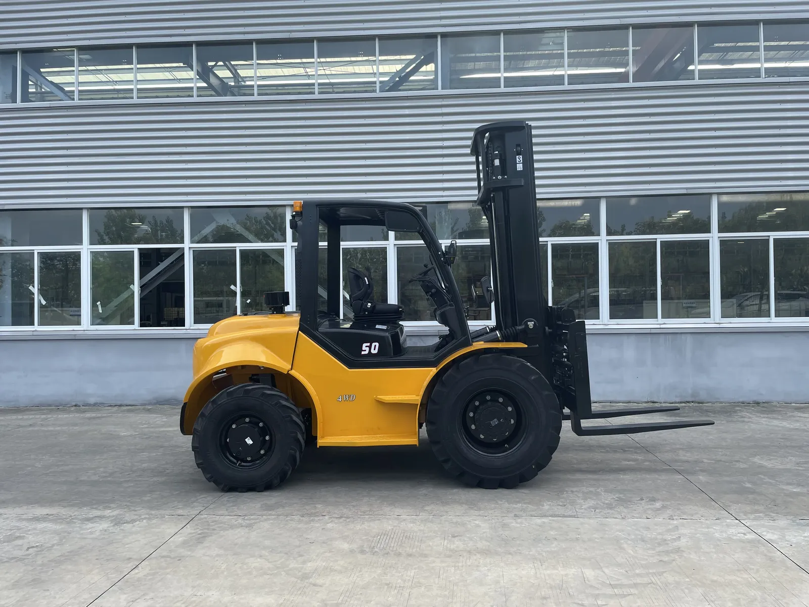 4x4 Diesel Forklift Four Wheel Drive Lift Truck Operations photo 4