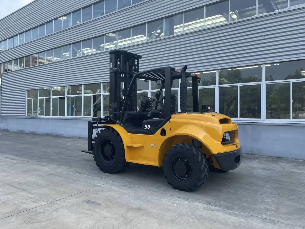 4x4 Diesel Forklift Four Wheel Drive Lift Truck Operations photo 5