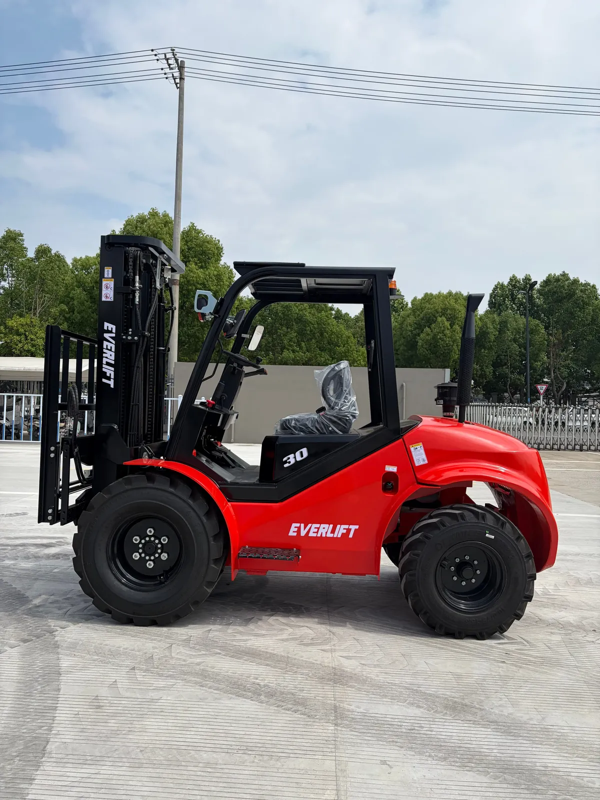 4WD Off-Road Rough Terrain Forklift 2.T 3T photo 3
