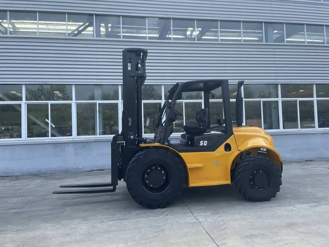 4x4 Diesel Forklift Four Wheel Drive Lift Truck Material photo 4
