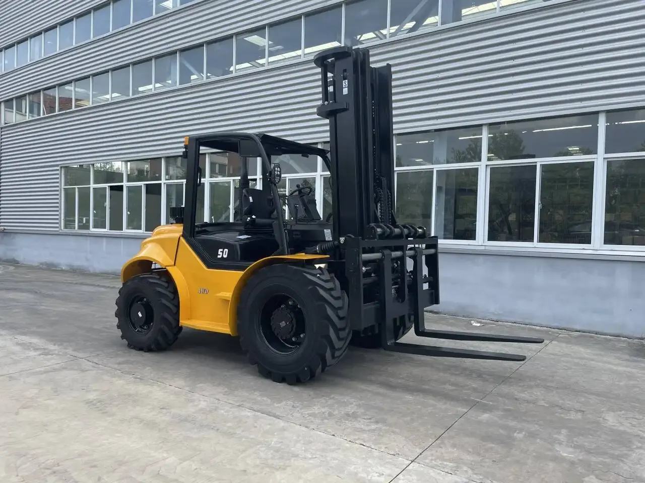 4x4 Diesel Forklift Four Wheel Drive Lift Truck Material photo 5
