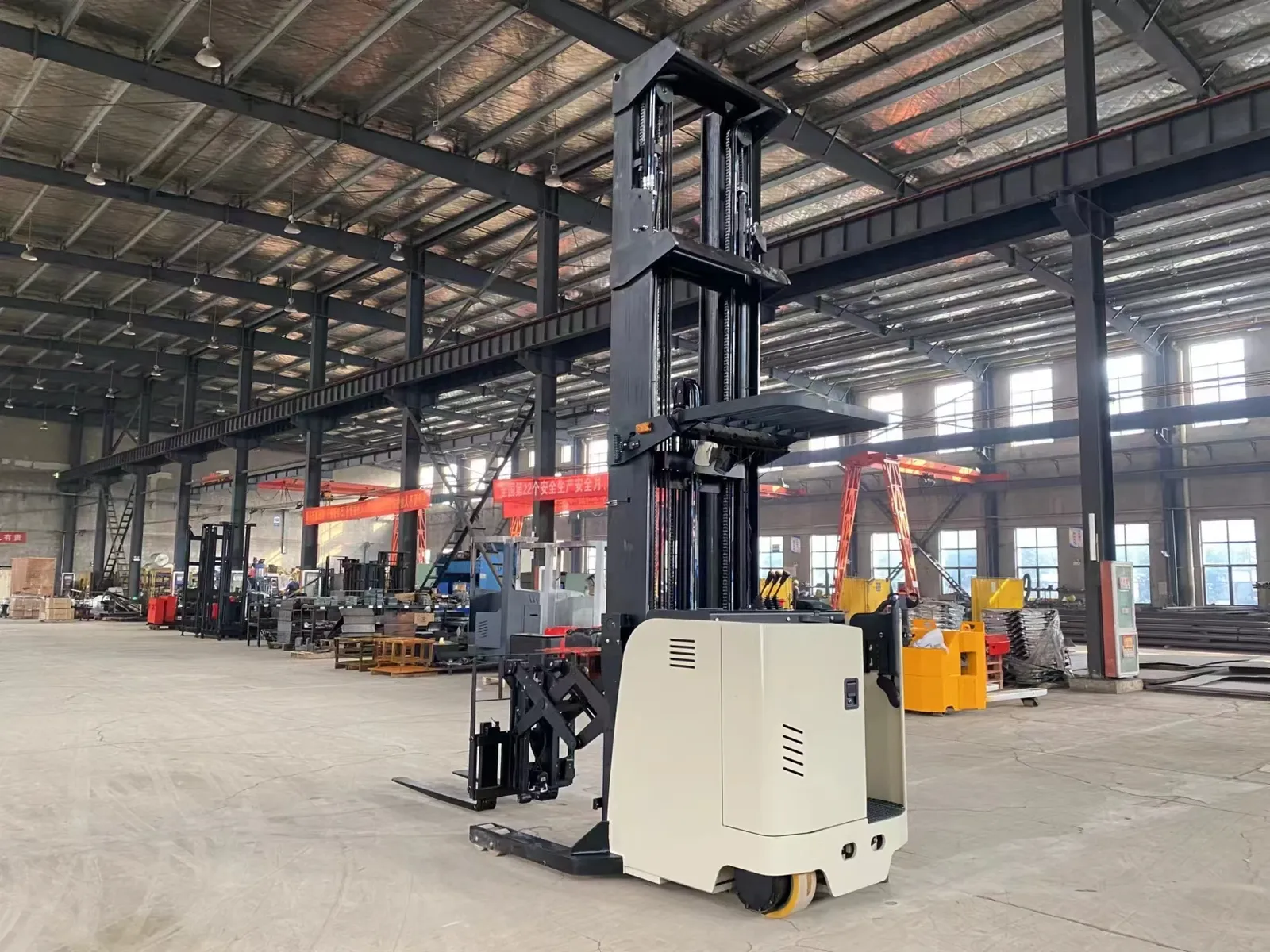 CQD15J 1500 kg Standing Double Scissor Reach Forklift detail 3