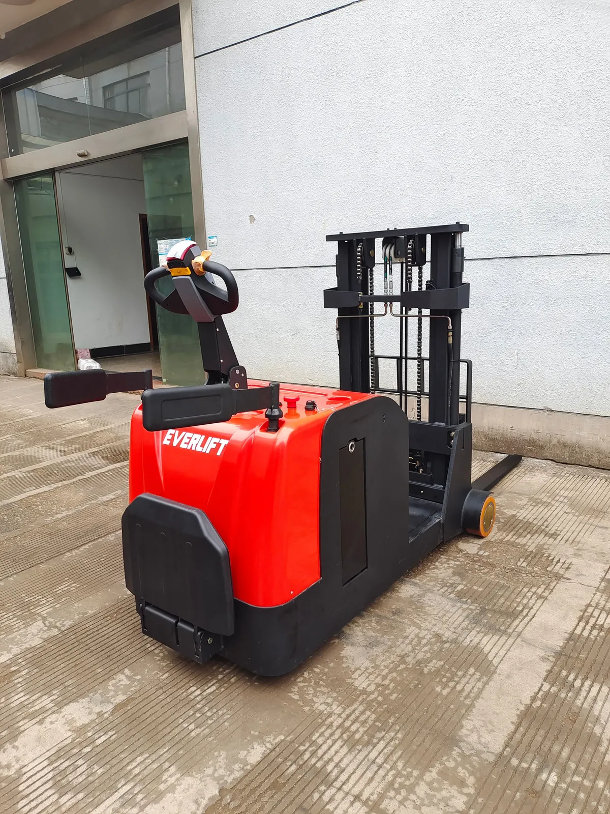 ELES-20CE 2T Electric Reach Stacker Stand-on detail 5