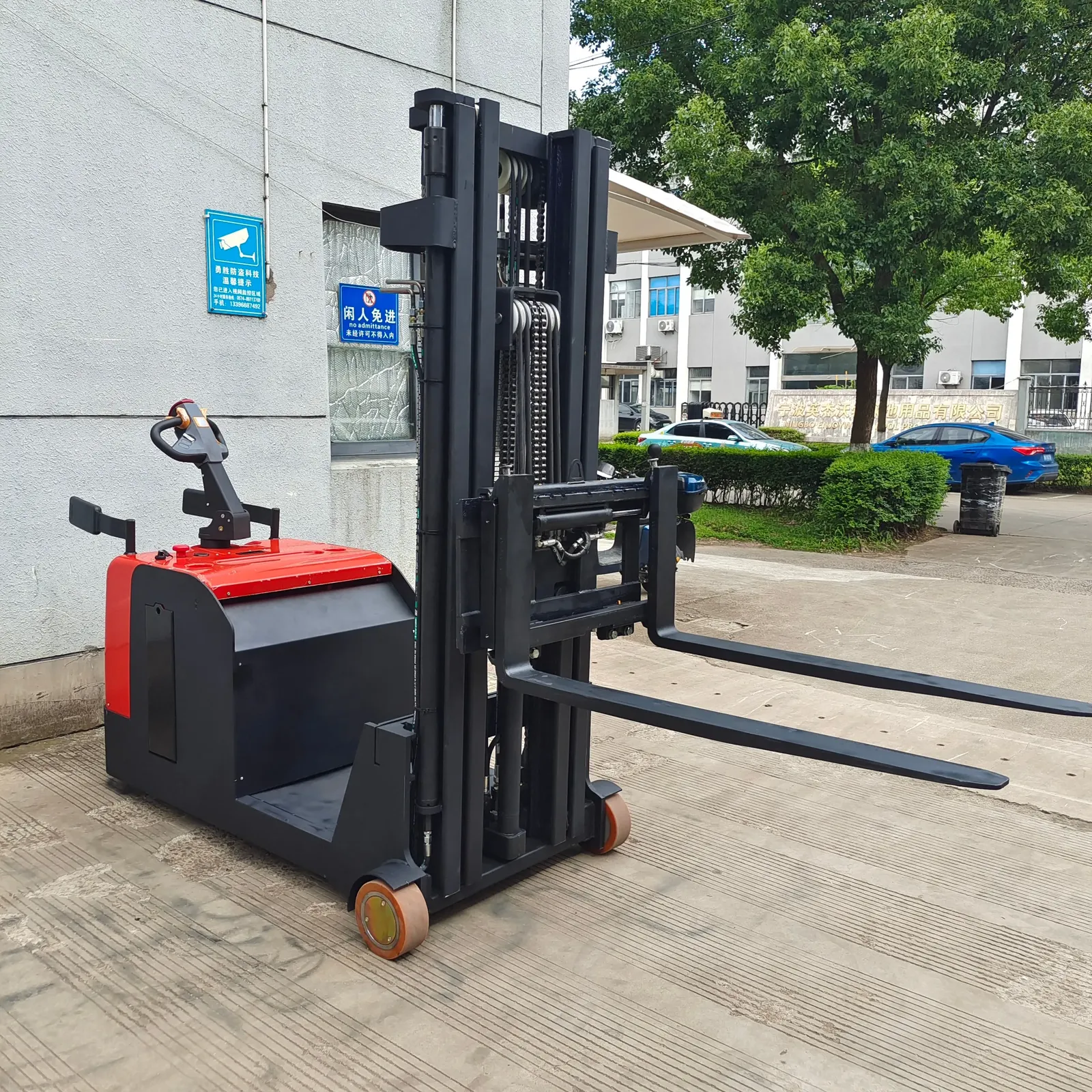 ELES-20CE 2T Electric Reach Stacker Stand-on detail 9
