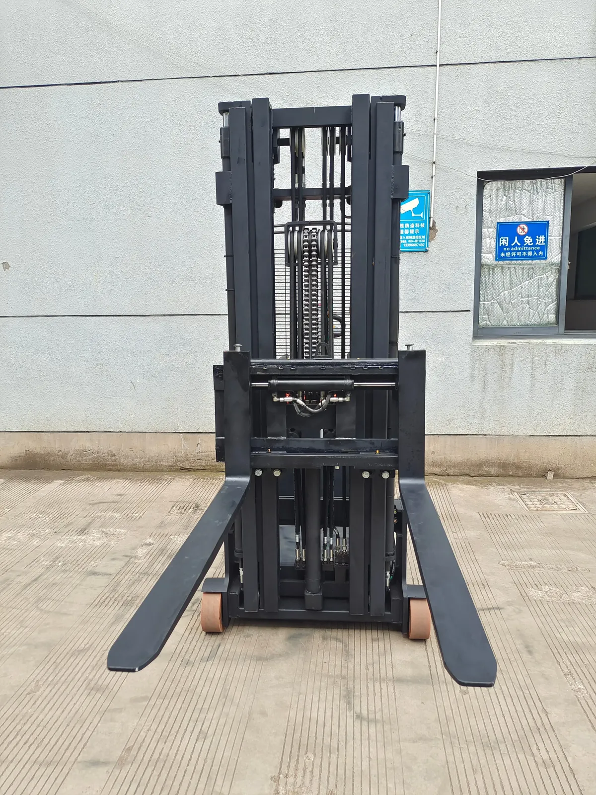 ELES-20CE 2T Electric Reach Stacker Stand-on photo 4