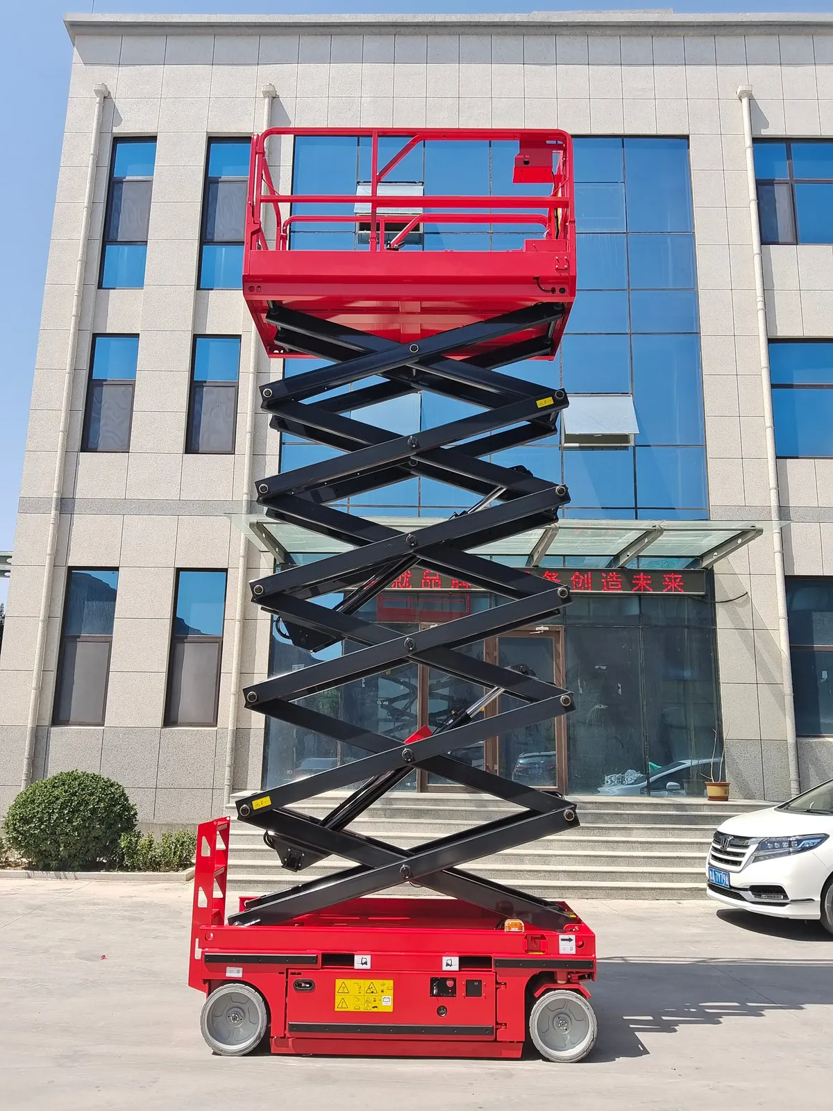 6m Self-Propelled Electric Scissor Lift Aerial Work Platform 450 kg detail 3