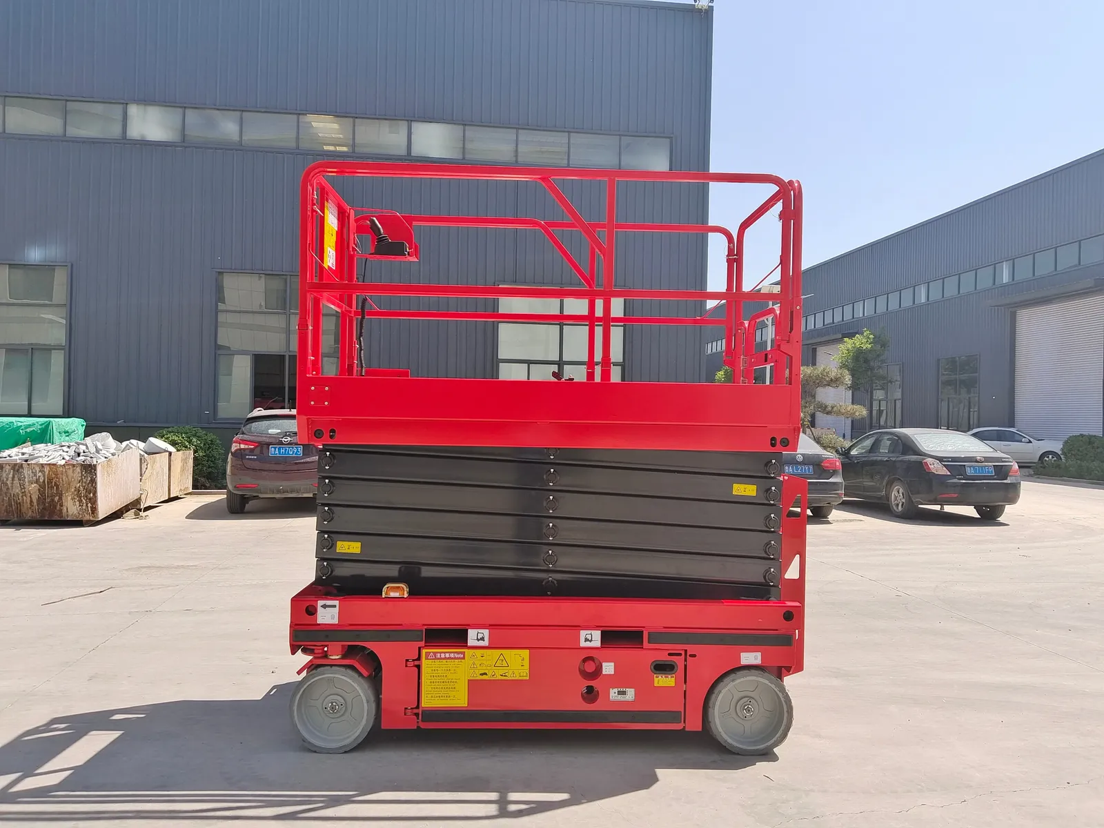 6m Self-Propelled Electric Scissor Lift Aerial Work Platform 450 kg detail 4