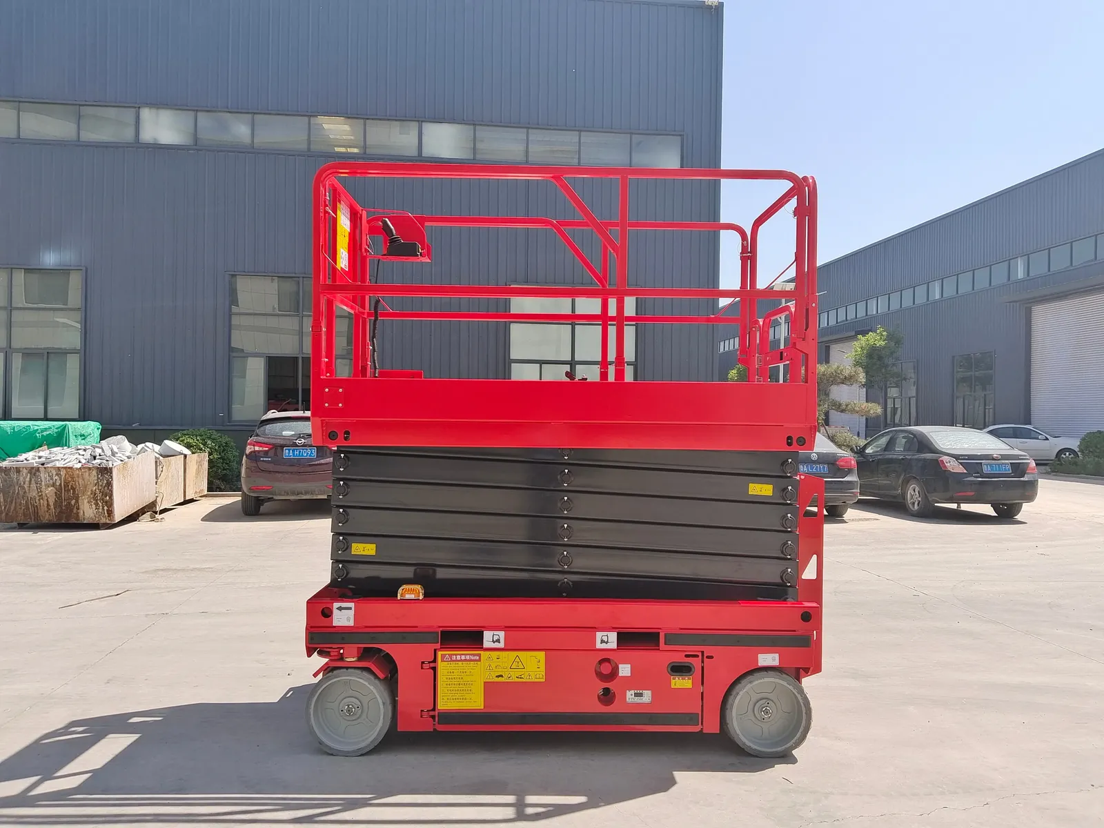 6m Self-Propelled Electric Scissor Lift Aerial Work Platform 450 kg photo 4