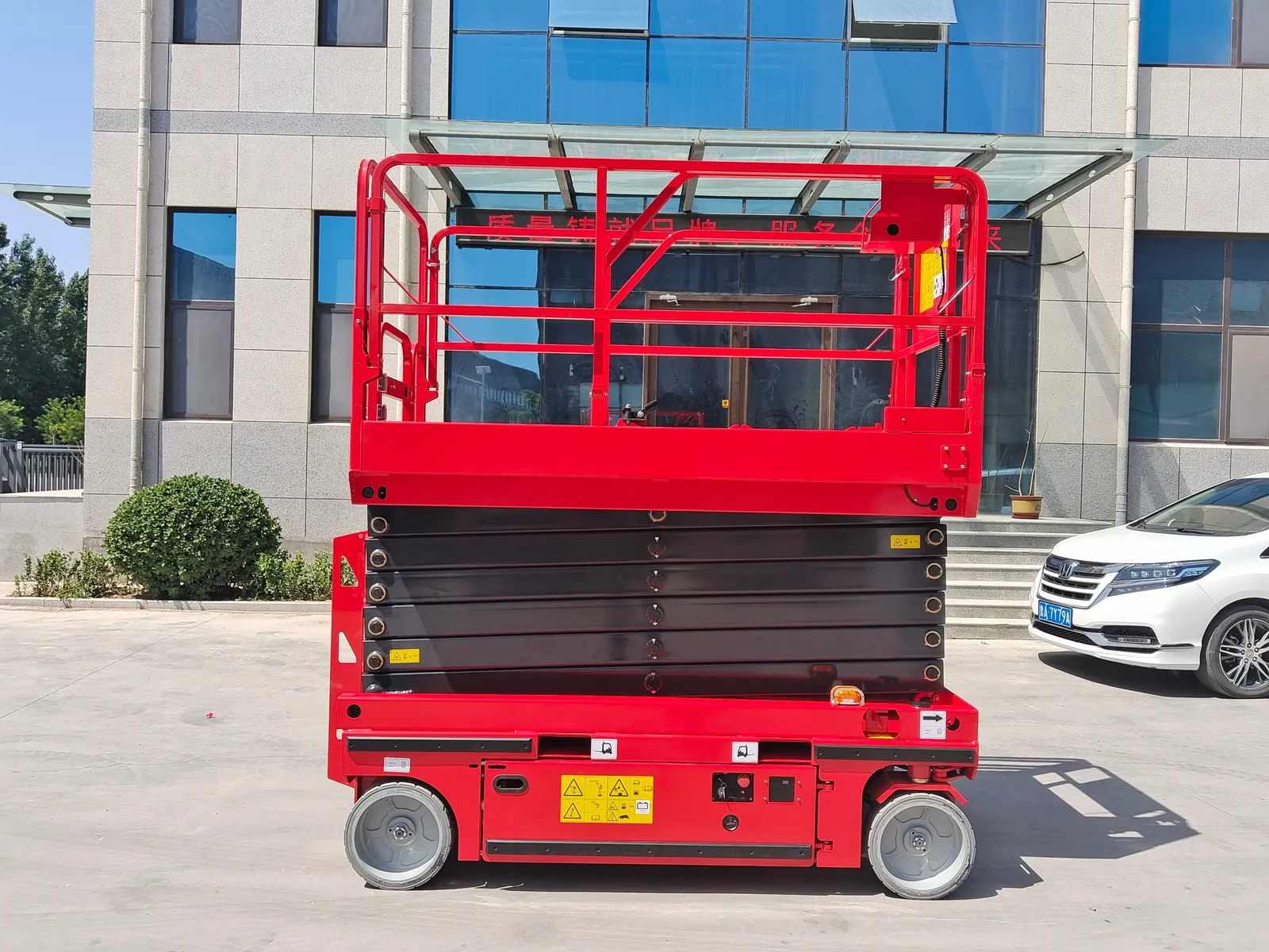 6m Self-Propelled Electric Scissor Lift Aerial Work Platform 450 kg photo 6