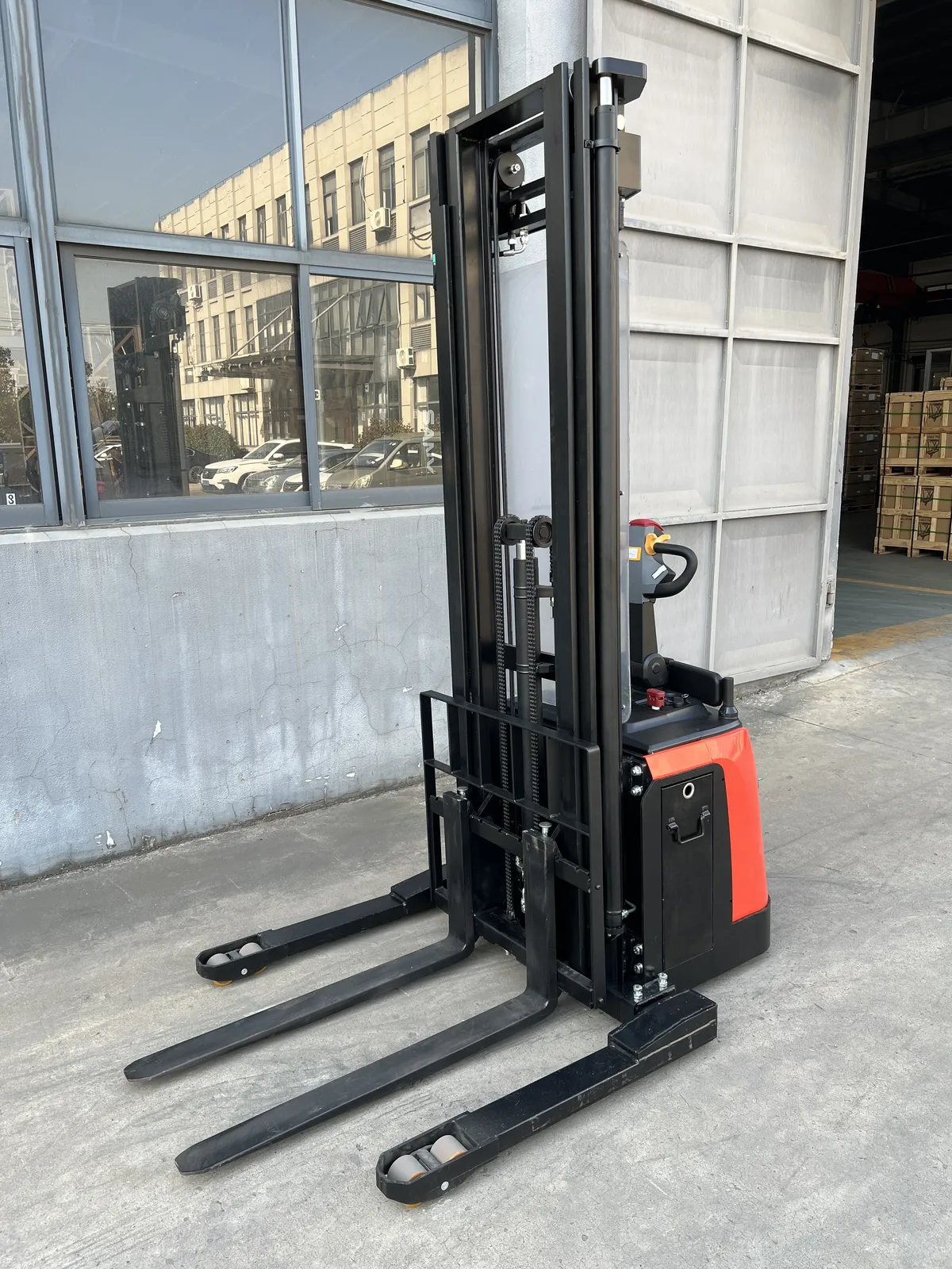 ELES-20H Wide Leg Rider on Electric Stacker, 2000 kg photo 2
