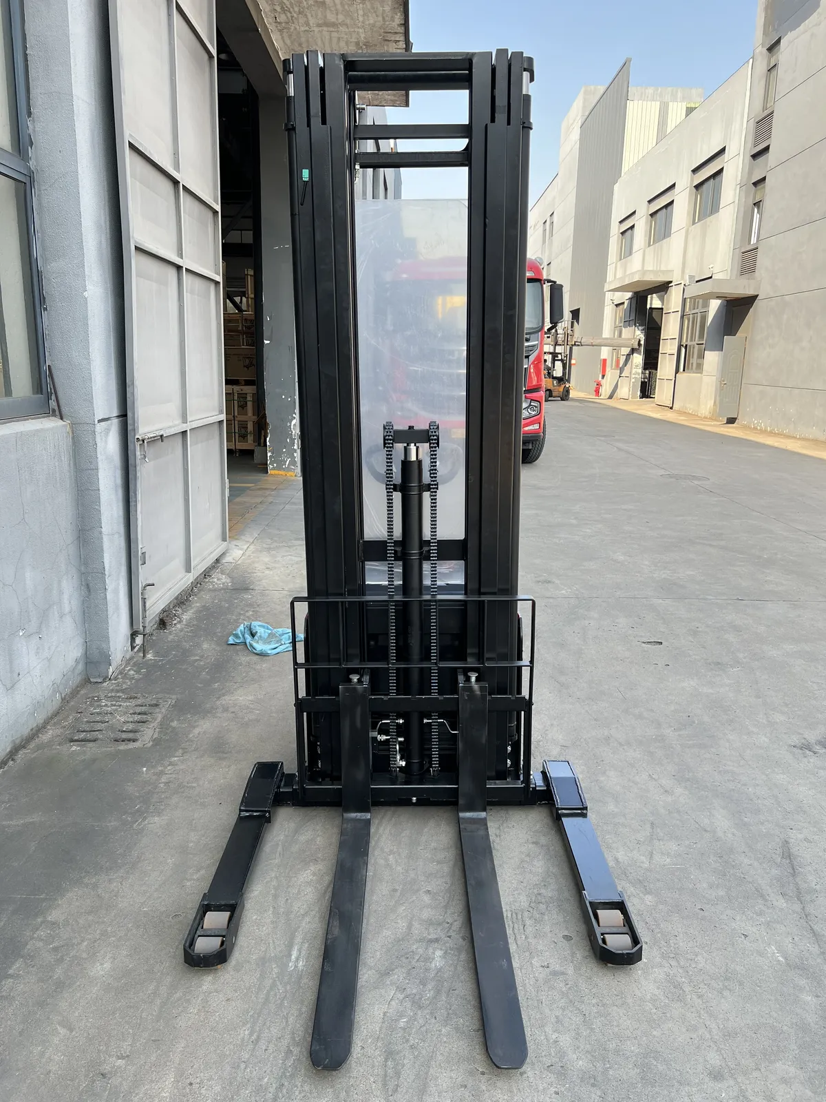 ELES-20H Wide Leg Rider on Electric Stacker, 2000 kg photo 3