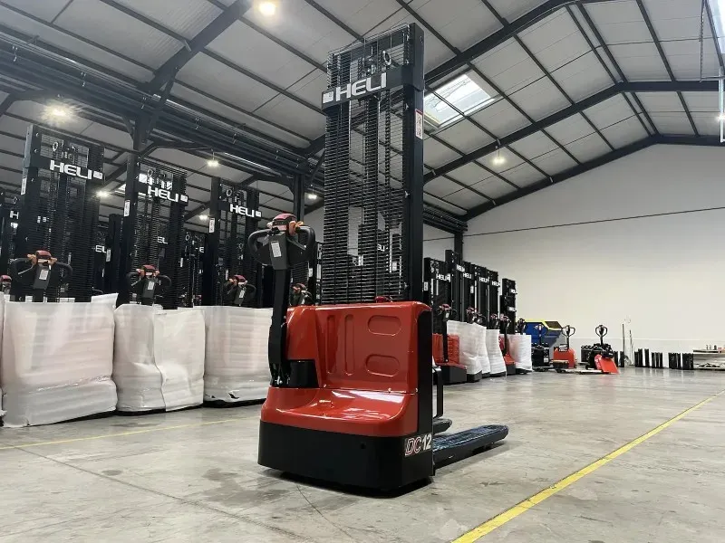 1.5T/2.0T Electric Stacker Truck with CE & 1.6m 2m 3m 4m photo 4