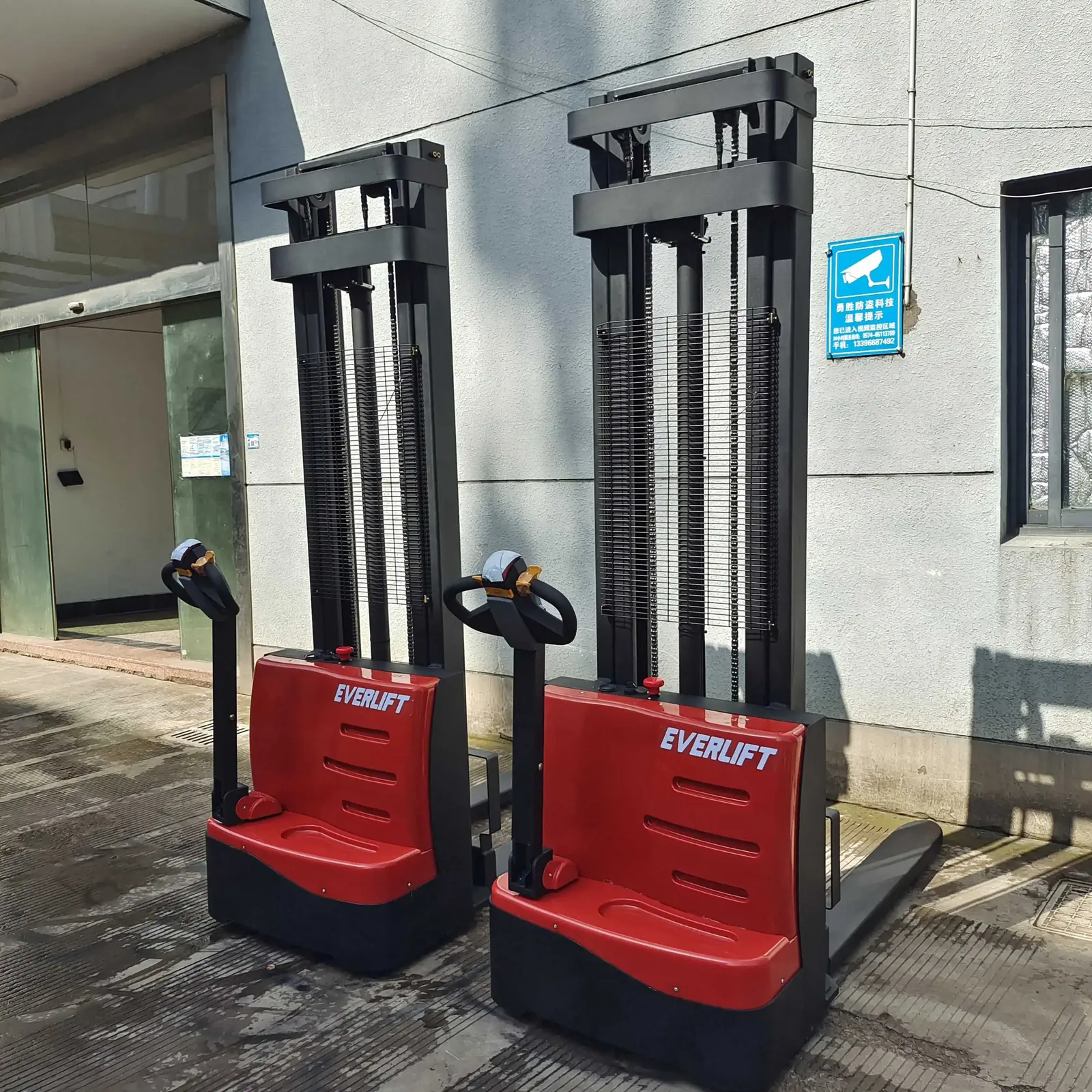 24V Walkie Electric Pallet Stacker 2Ton 1.5 Ton (LPT-77197) photo 6