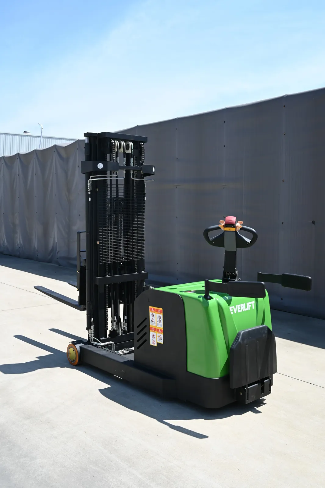 1500 to 2000 kg Forward Reach Electric Stacker Stuck photo 5