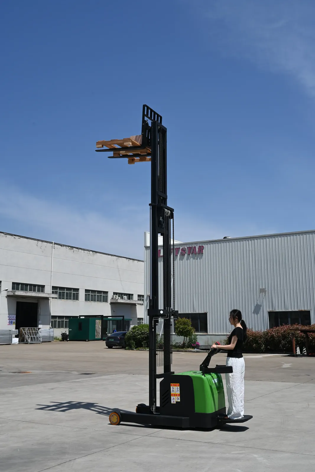 1500 to 2000 kg Forward Reach Electric Stacker Stuck photo 6