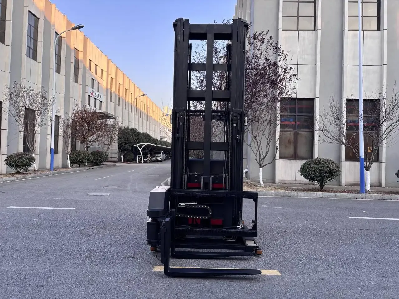 1.5T 3 Way Forklift 6M-10M for Narrow Aisle Warehouse photo 3