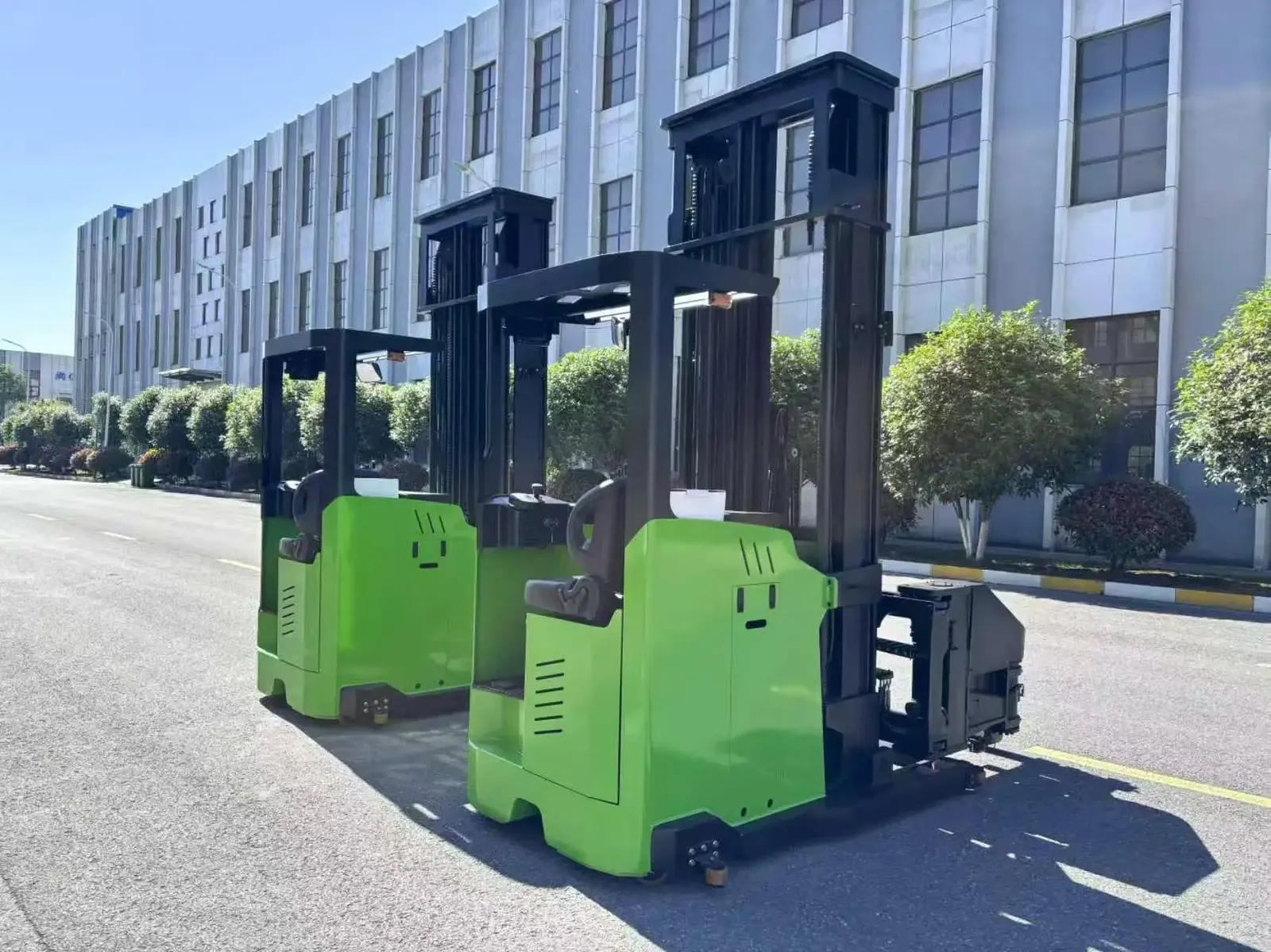 Electric 1.5 Ton VNA Forklift Very Narrow Aisle 3-Way detail 3
