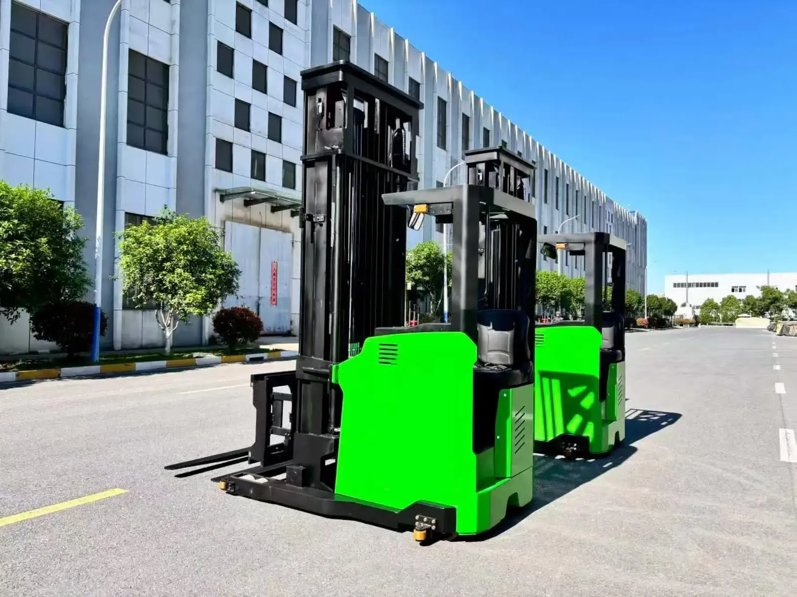 High Lift 9m 12m Trilateral Stacker Forklift 1500 kg detail 1
