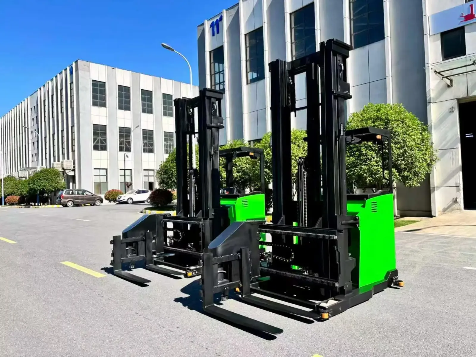 High Lift 9m 12m Trilateral Stacker Forklift 1500 kg detail 2