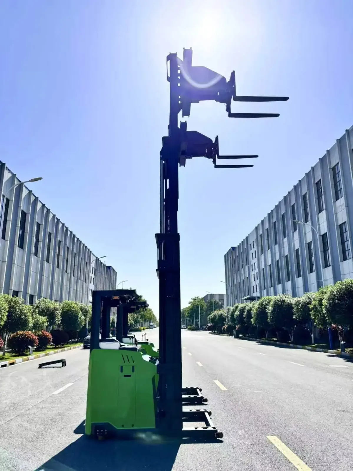 High Lift 9m 12m Trilateral Stacker Forklift 1500 kg detail 5