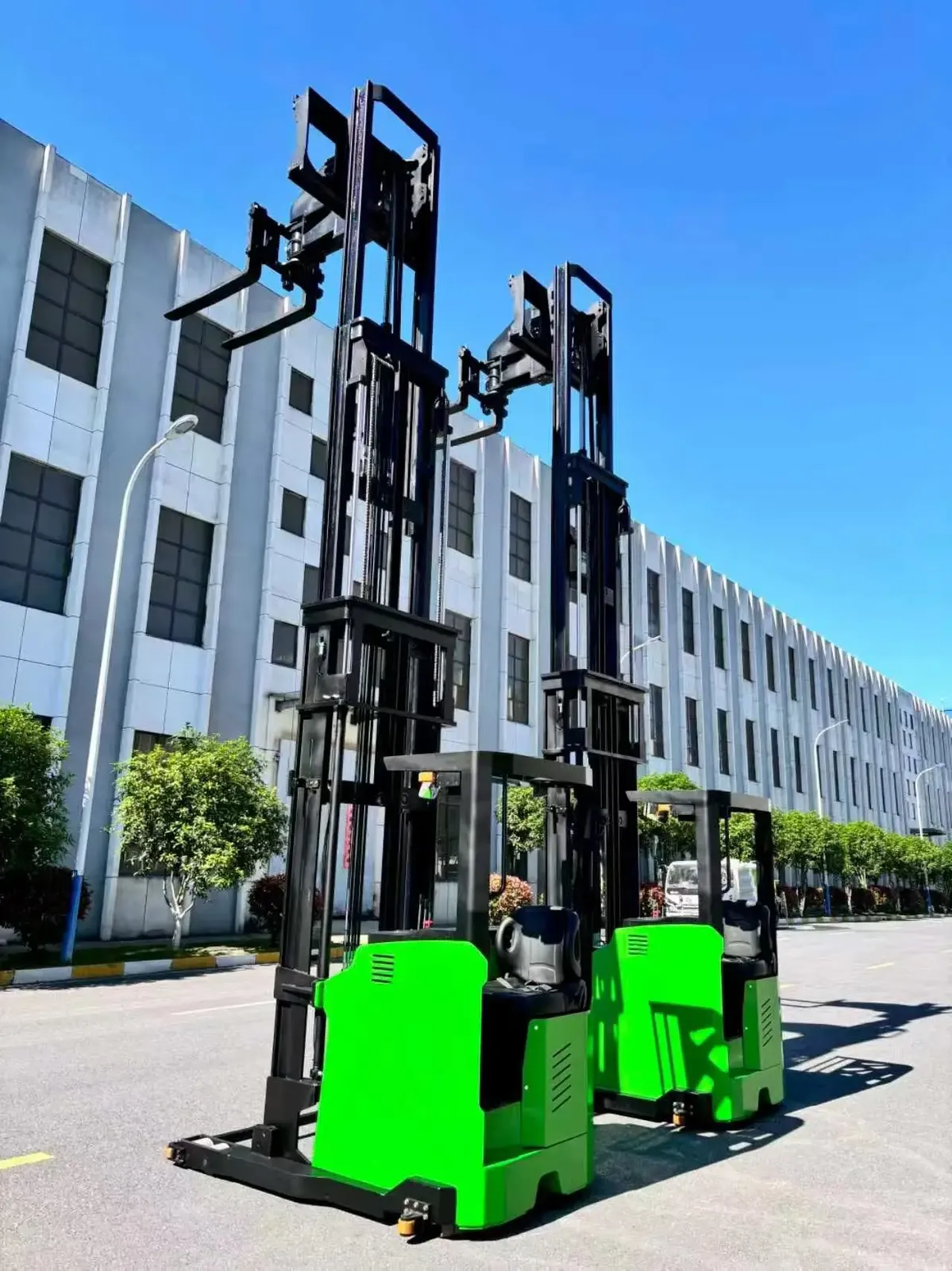 High Lift 9m 12m Trilateral Stacker Forklift 1500 kg detail 7