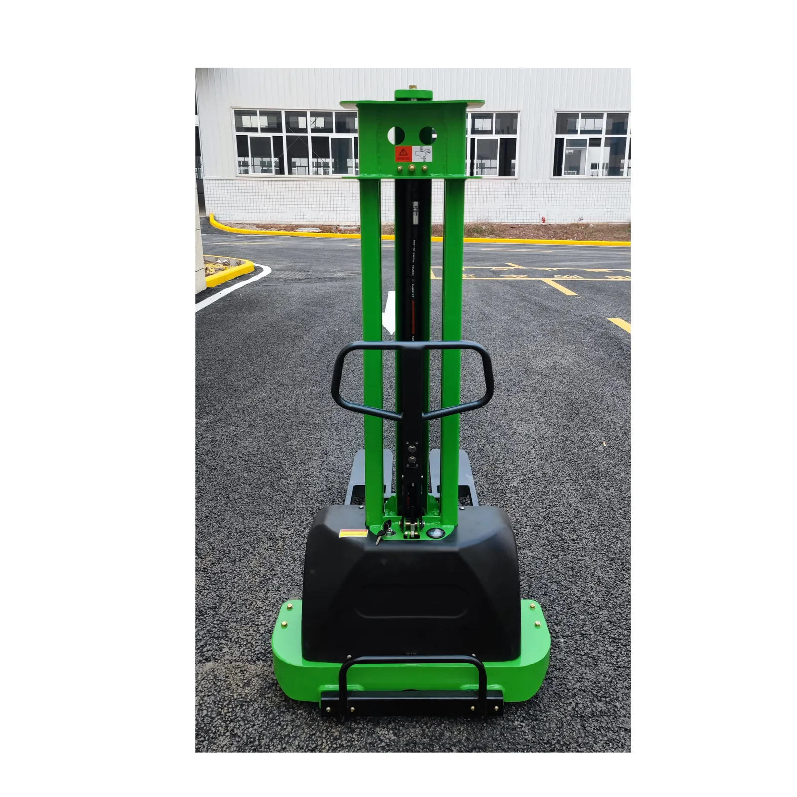 All-Electric Self-Lifting Stacker Forklift with 1.5 Ton detail 5
