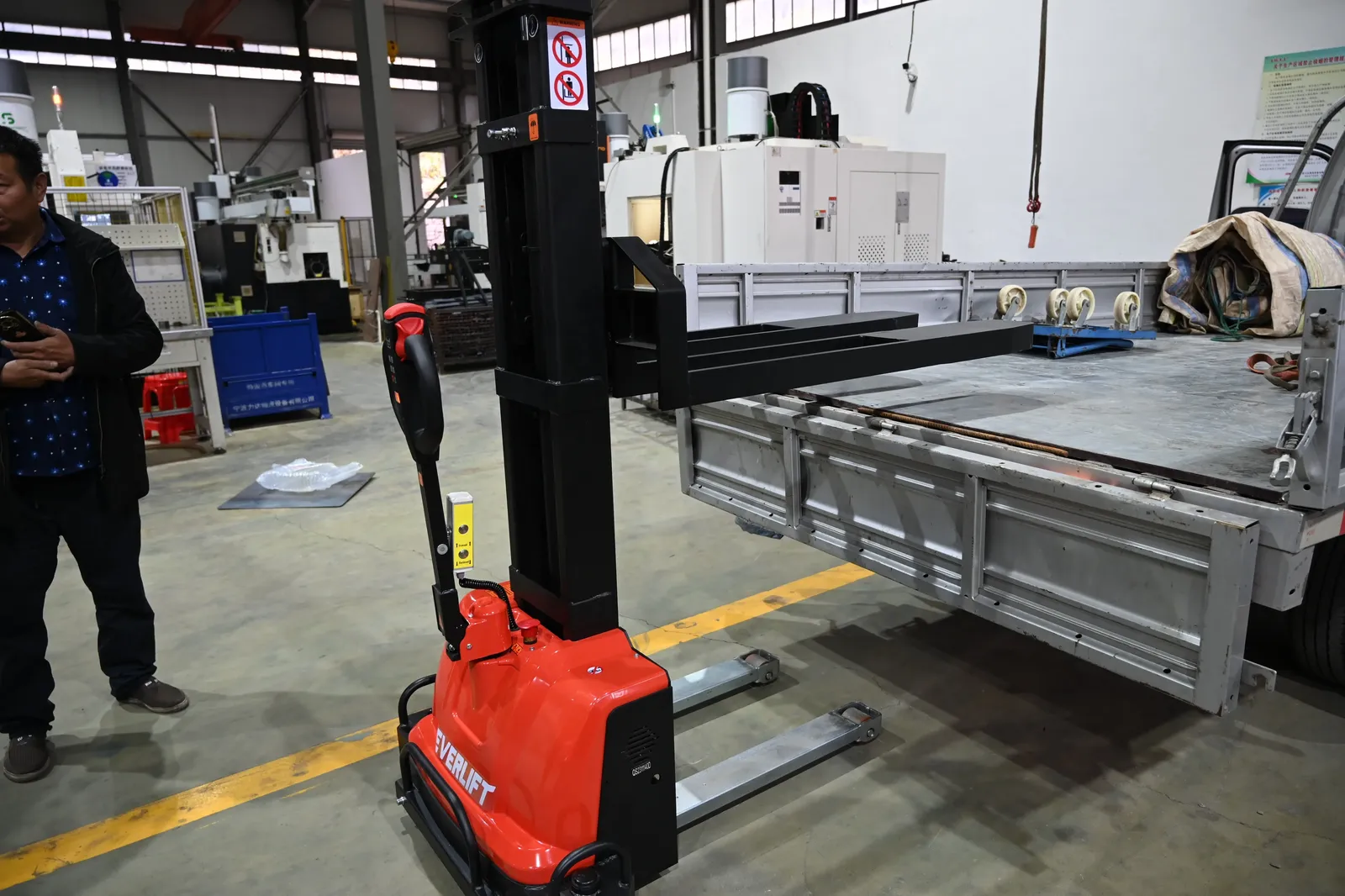 Self Loading Electric Stacker 1.3T 1.4Ton detail 2