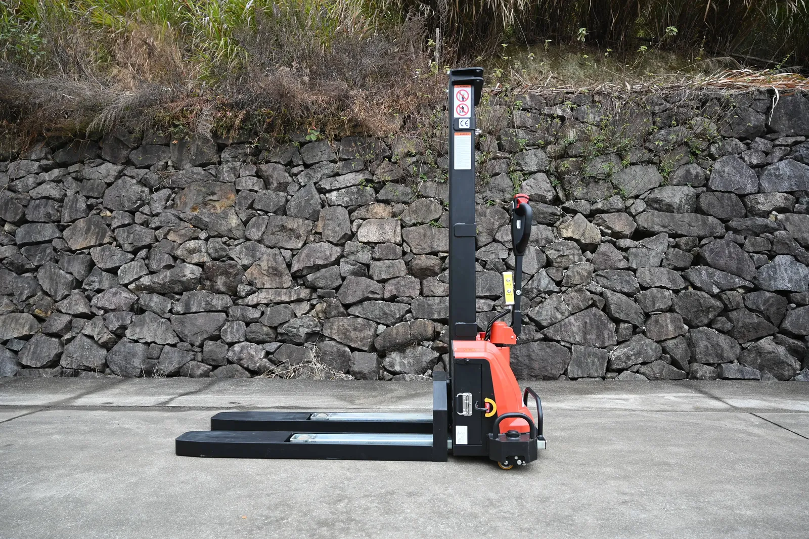 Self Loading Electric Stacker 1.3T 1.4Ton photo 3
