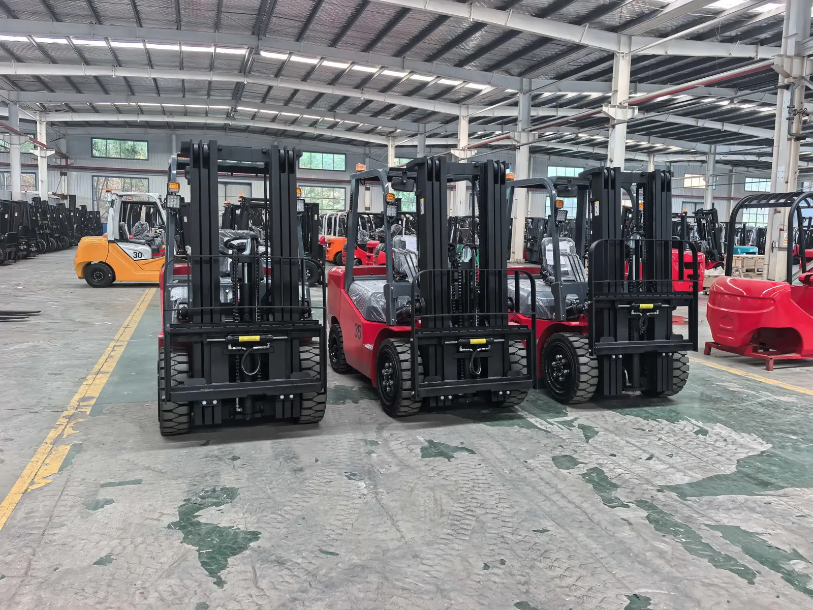 3 Ton Diesel Forklift with Three Stage Mast Pneumatic detail 9