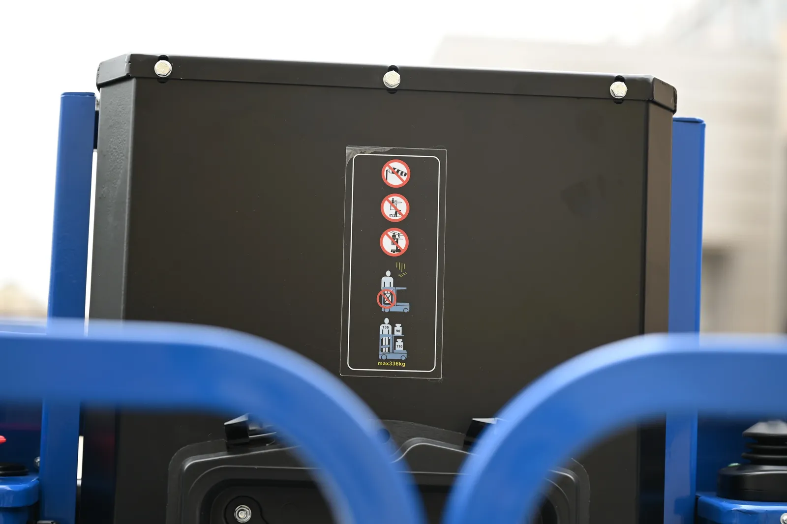 FOP4 Full Auto Self-Propelled Electric Narrow Aisle Lift detail 6