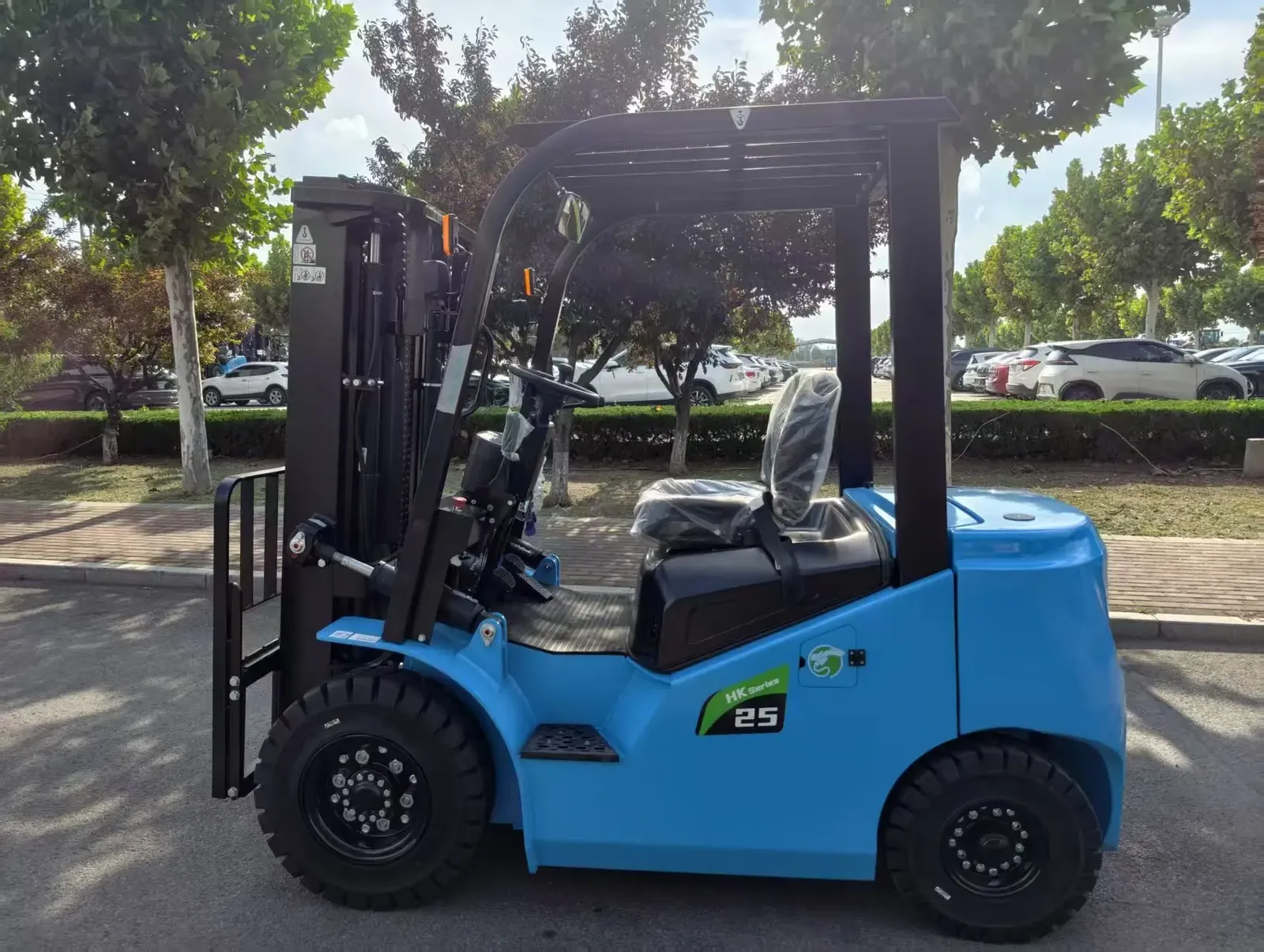 FB20 2000 to 2500 kg Electric Forklift photo 2