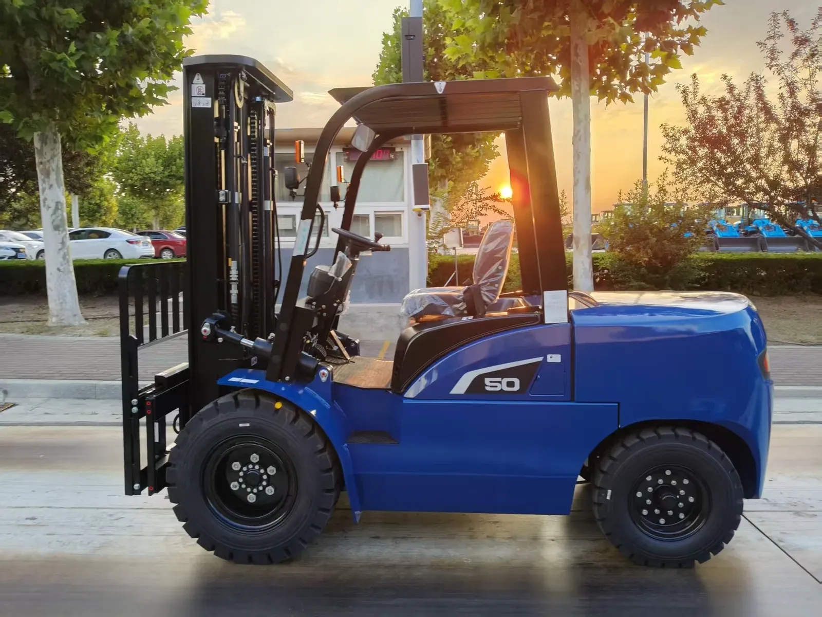 2 Ton 3 Ton 5 Ton 5000 kg Diesel Counterbalance Forklift photo 3