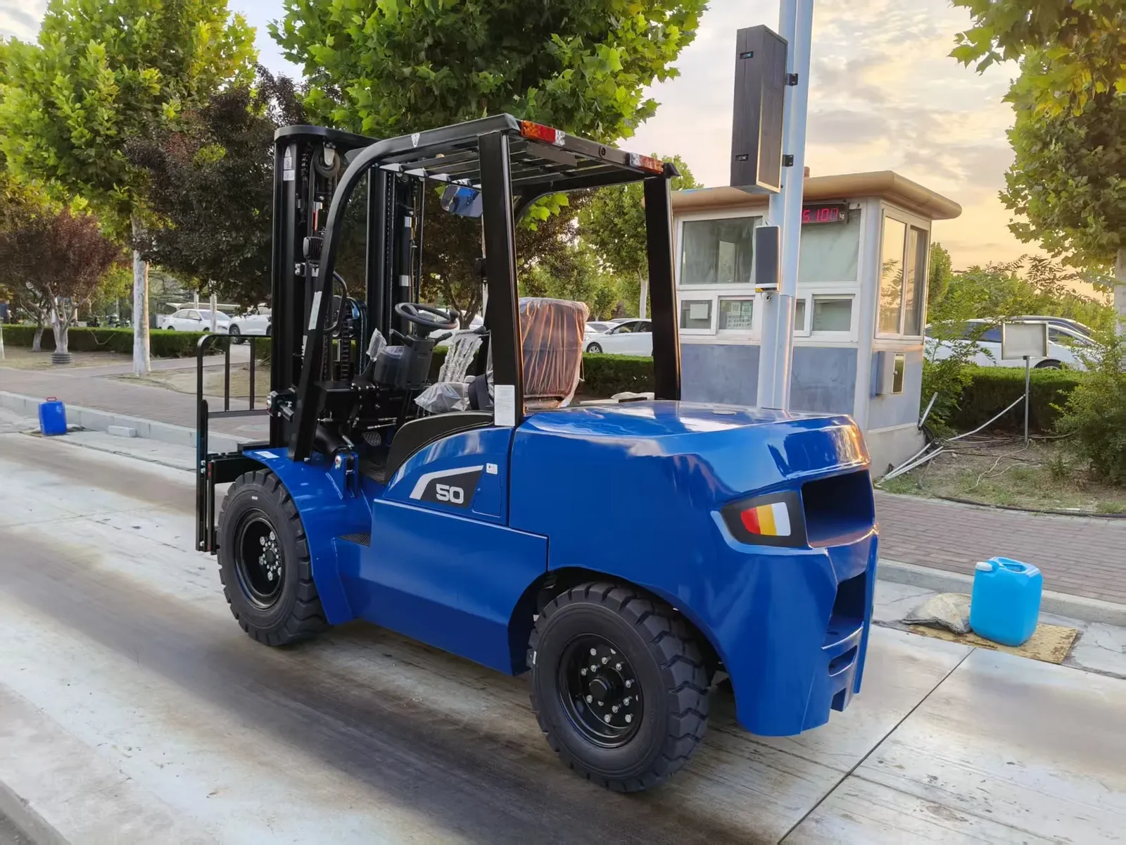 2 Ton 3 Ton 5 Ton 5000 kg Diesel Counterbalance Forklift photo 4