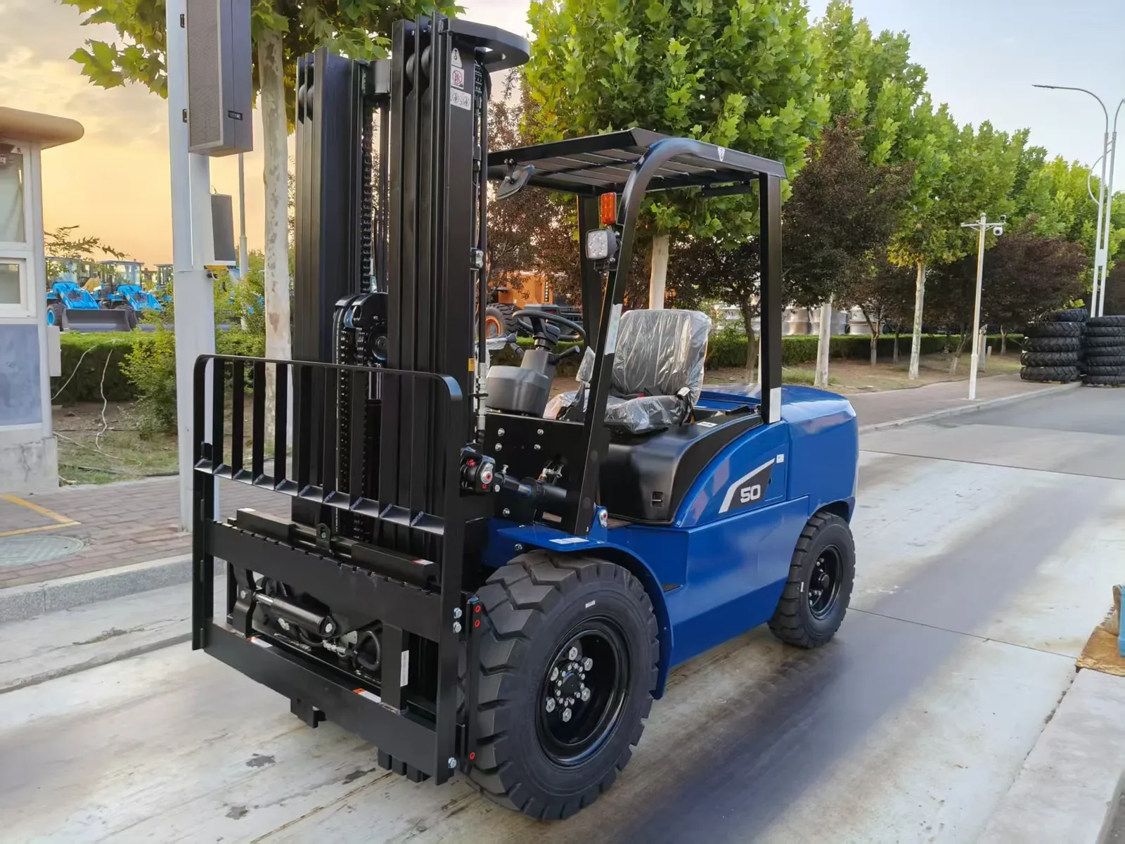 2 Ton 3 Ton 5 Ton 5000 kg Diesel Counterbalance Forklift photo 5