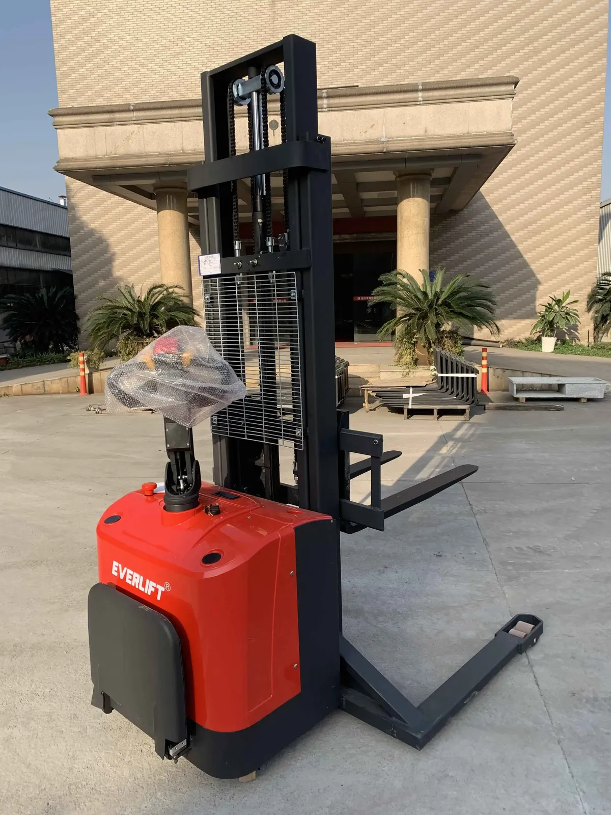 1.5 Ton Full Electric Straddle Stacker Stand-on Pallet detail 8