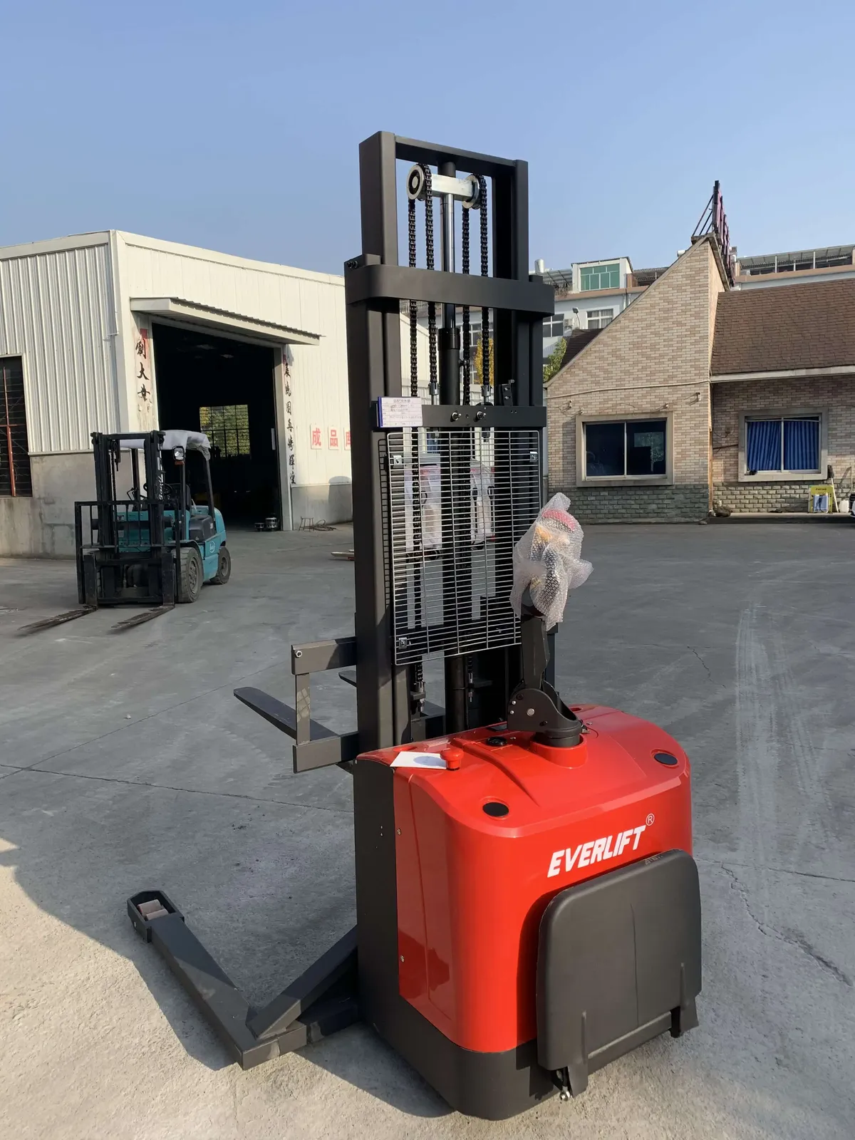 1.5 Ton Full Electric Straddle Stacker Stand-on Pallet detail 10