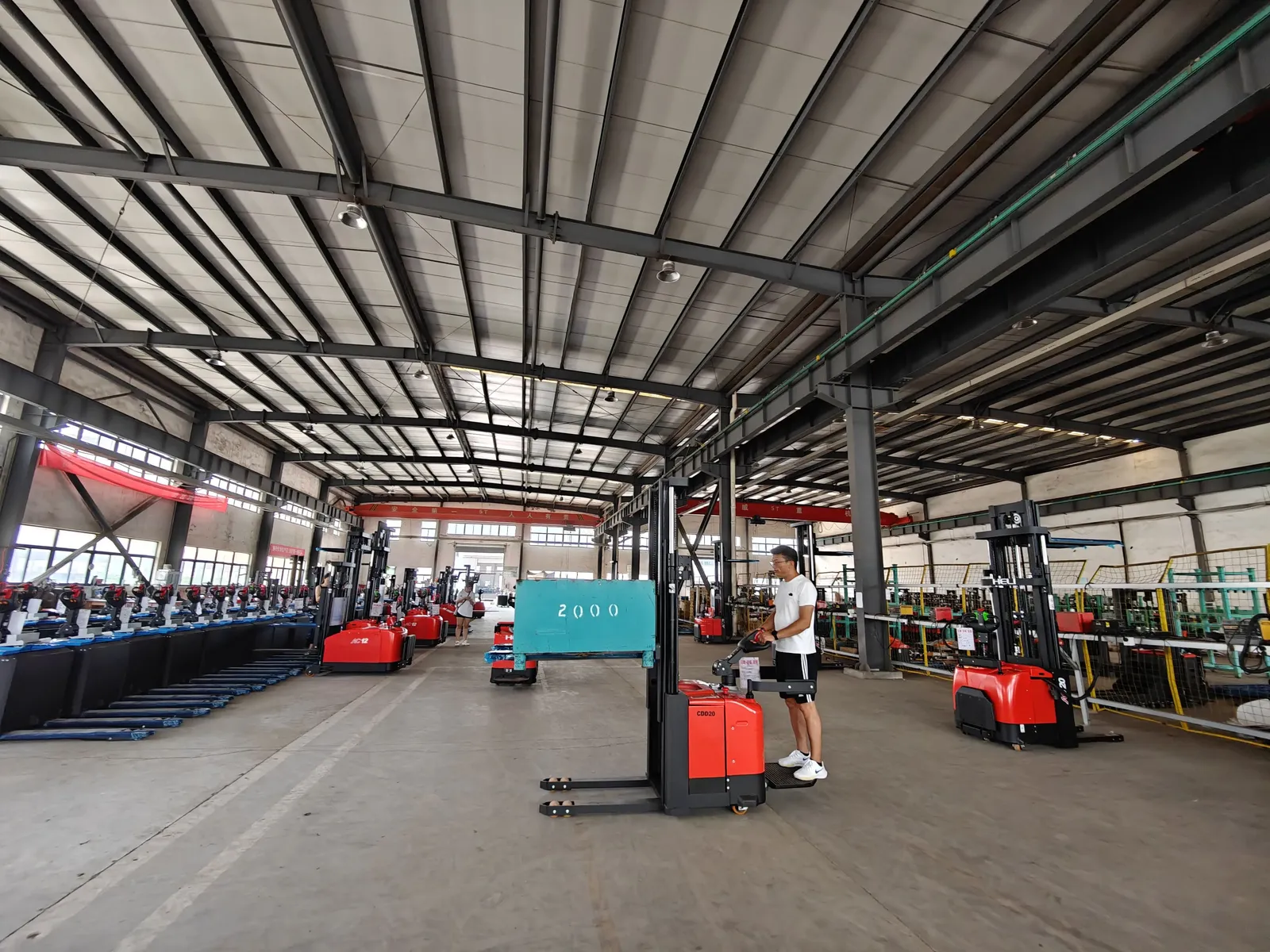 1.5 Ton Full Electric Straddle Stacker Stand-on Pallet detail 23