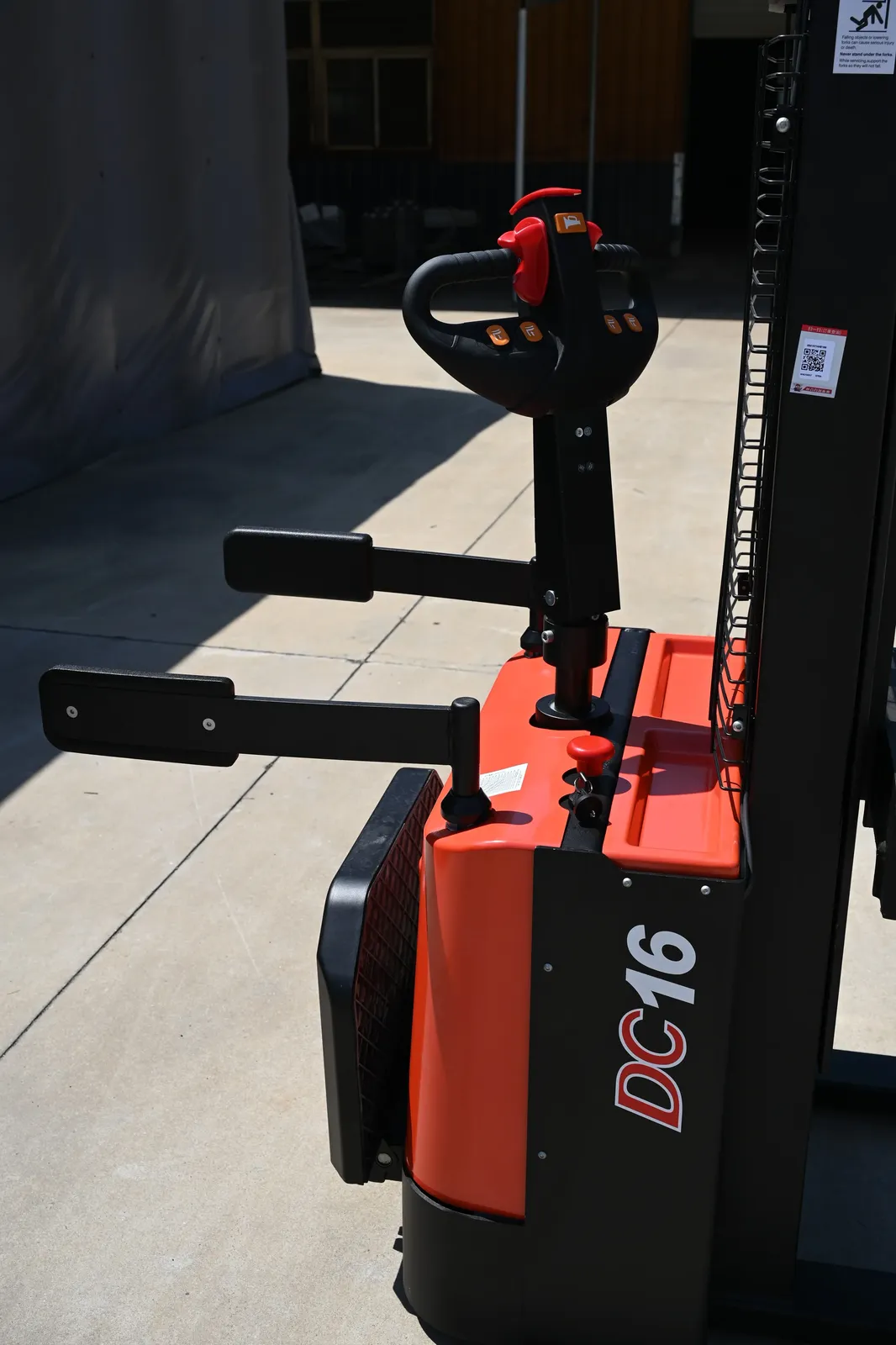 1.5 Ton Full Electric Straddle Stacker Stand-on Pallet detail 3