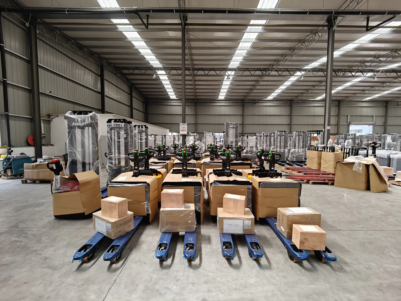 1.5 Ton Full Electric Straddle Stacker Stand-on Pallet detail 5