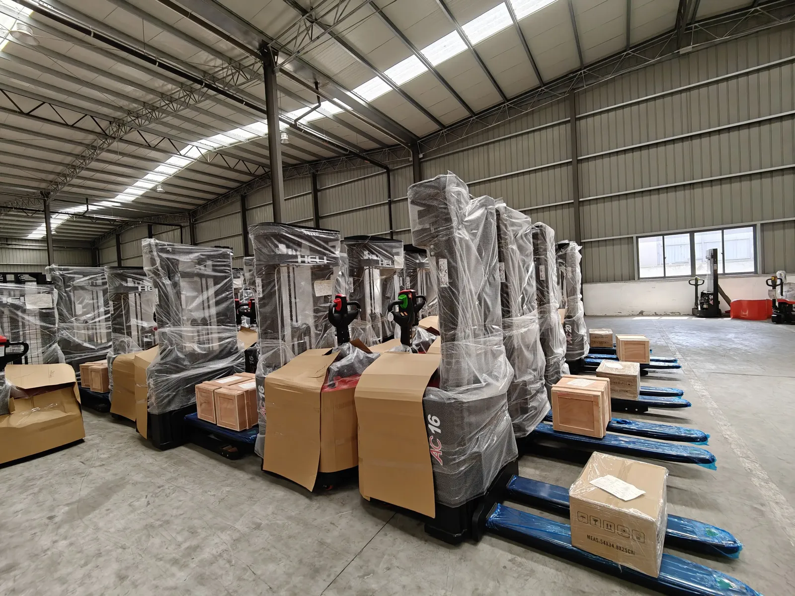 1.5 Ton Full Electric Straddle Stacker Stand-on Pallet detail 6