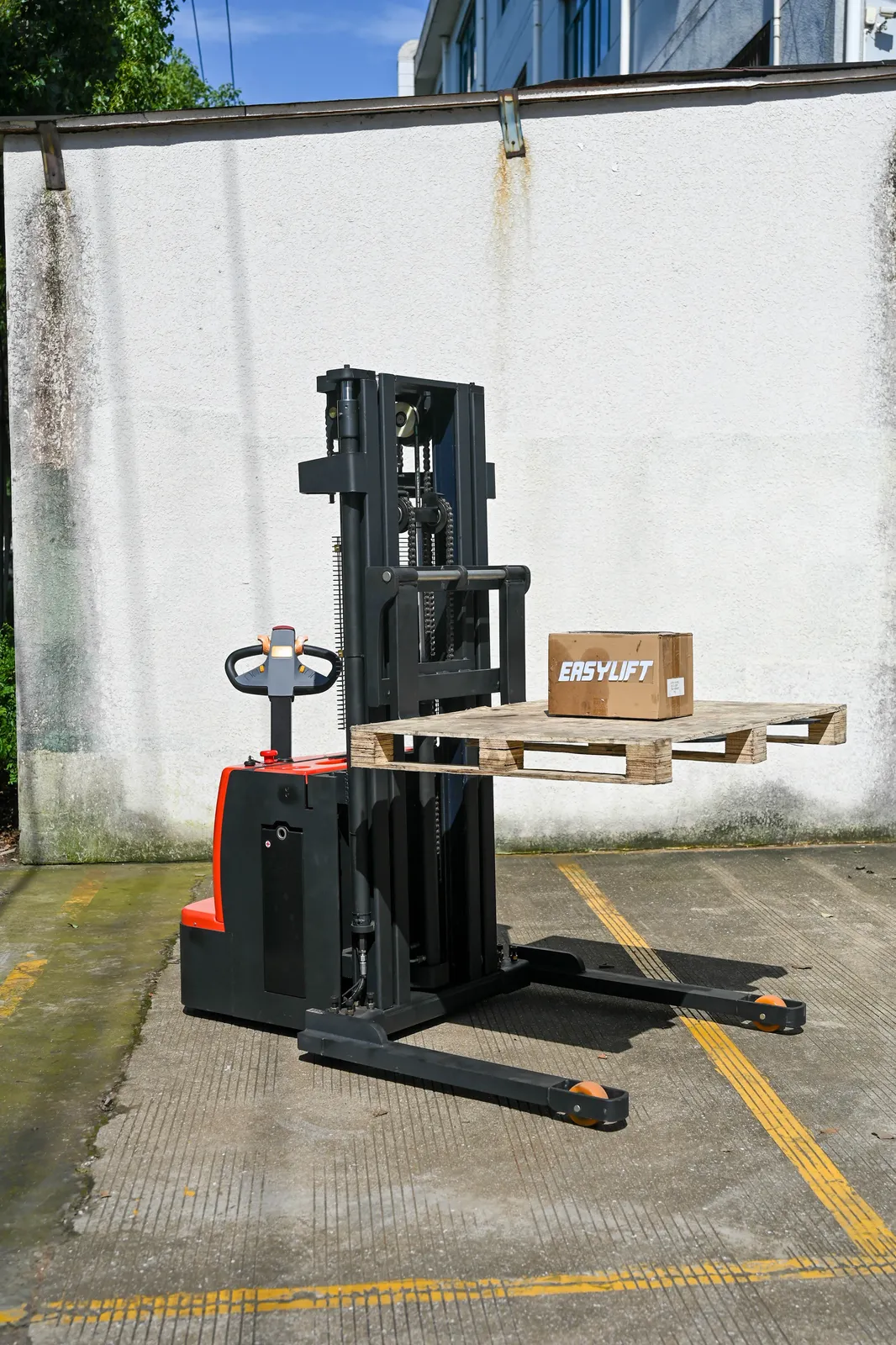 1.5 Ton Full Electric Straddle Stacker Stand-on Pallet photo 4