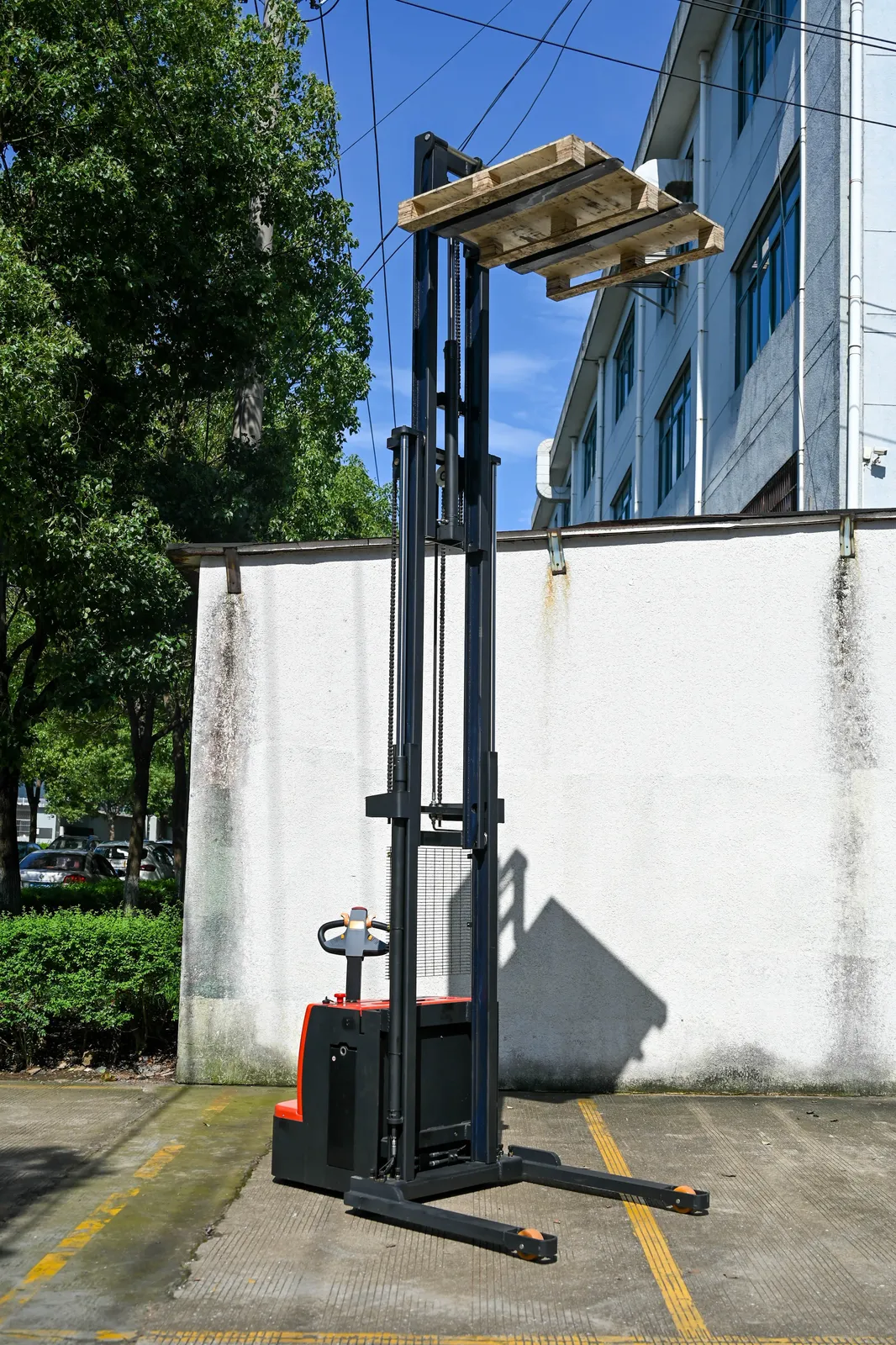 1.5 Ton Full Electric Straddle Stacker Stand-on Pallet photo 6